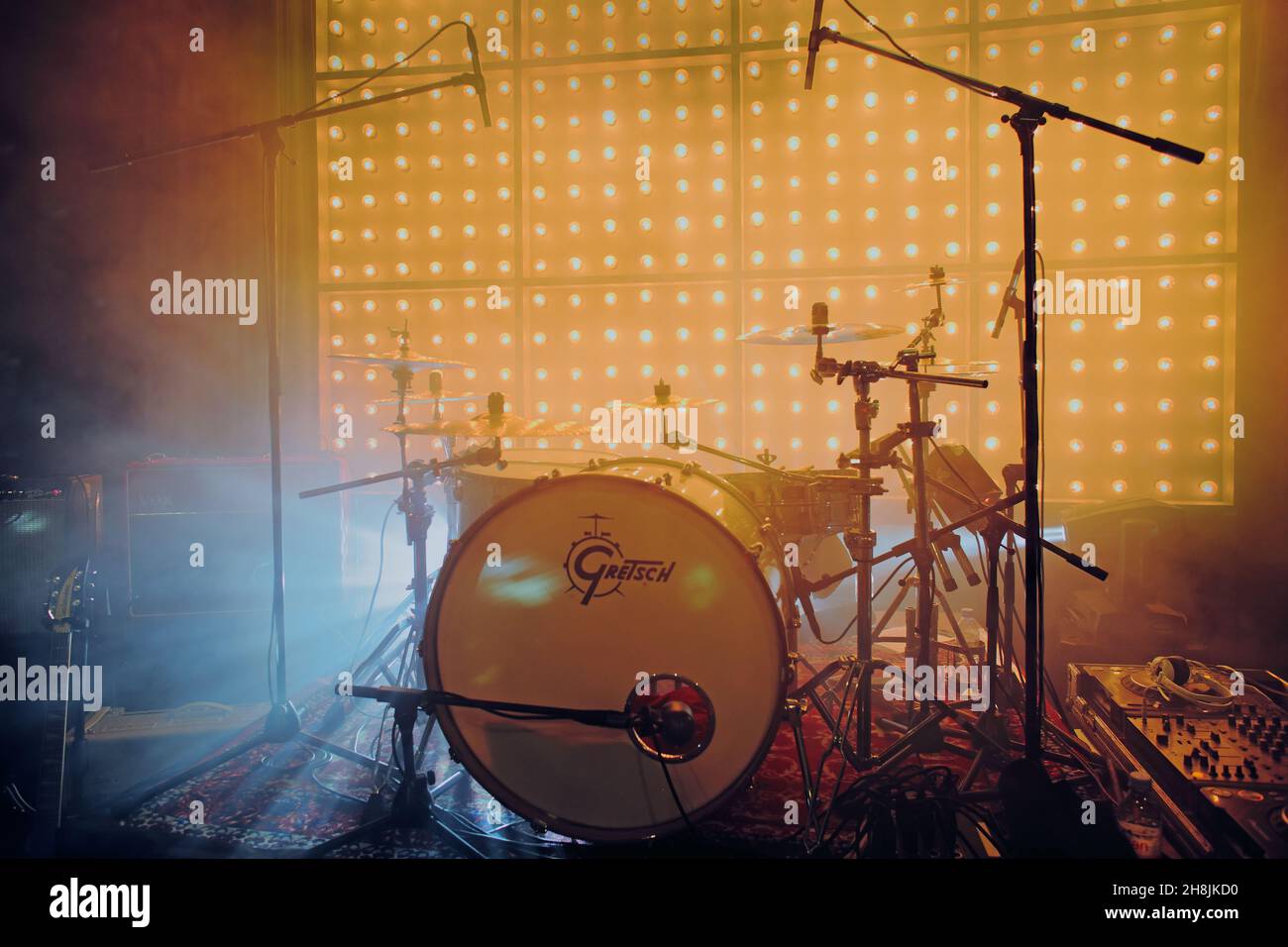 Schlagzeug unter der Bühnenbeleuchtung Stockfoto