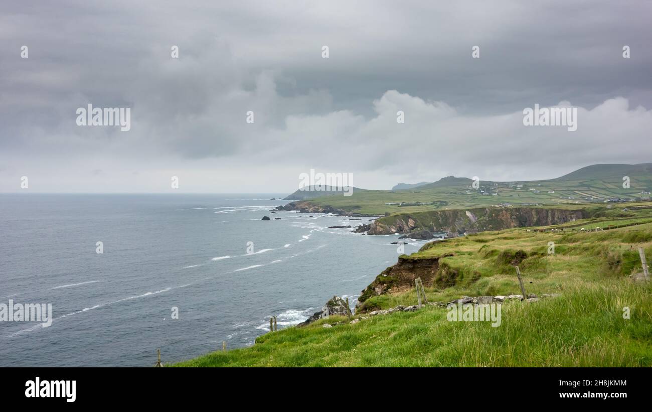 Blick von Slea Head in Richtung Dunquin auf der Dingle Peninsula im Westen der Grafschaft Kerry, Irland. Teil des Wild Atlantic Way. Stockfoto