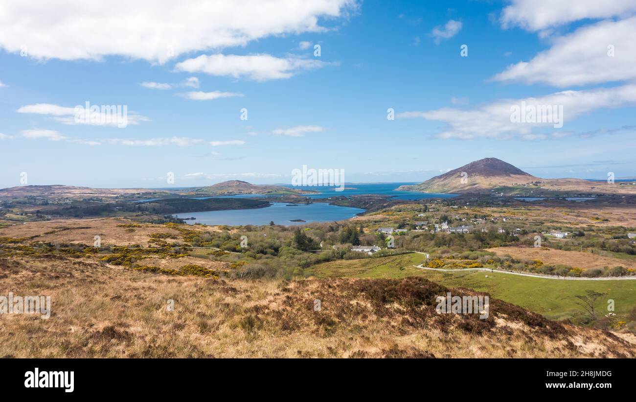 Wunderschöner Panoramablick auf die irische Landschaft mit Blick auf den Tully Mountain vom Diamond Hill im Connemara National Park, County Galway, Irland. Stockfoto