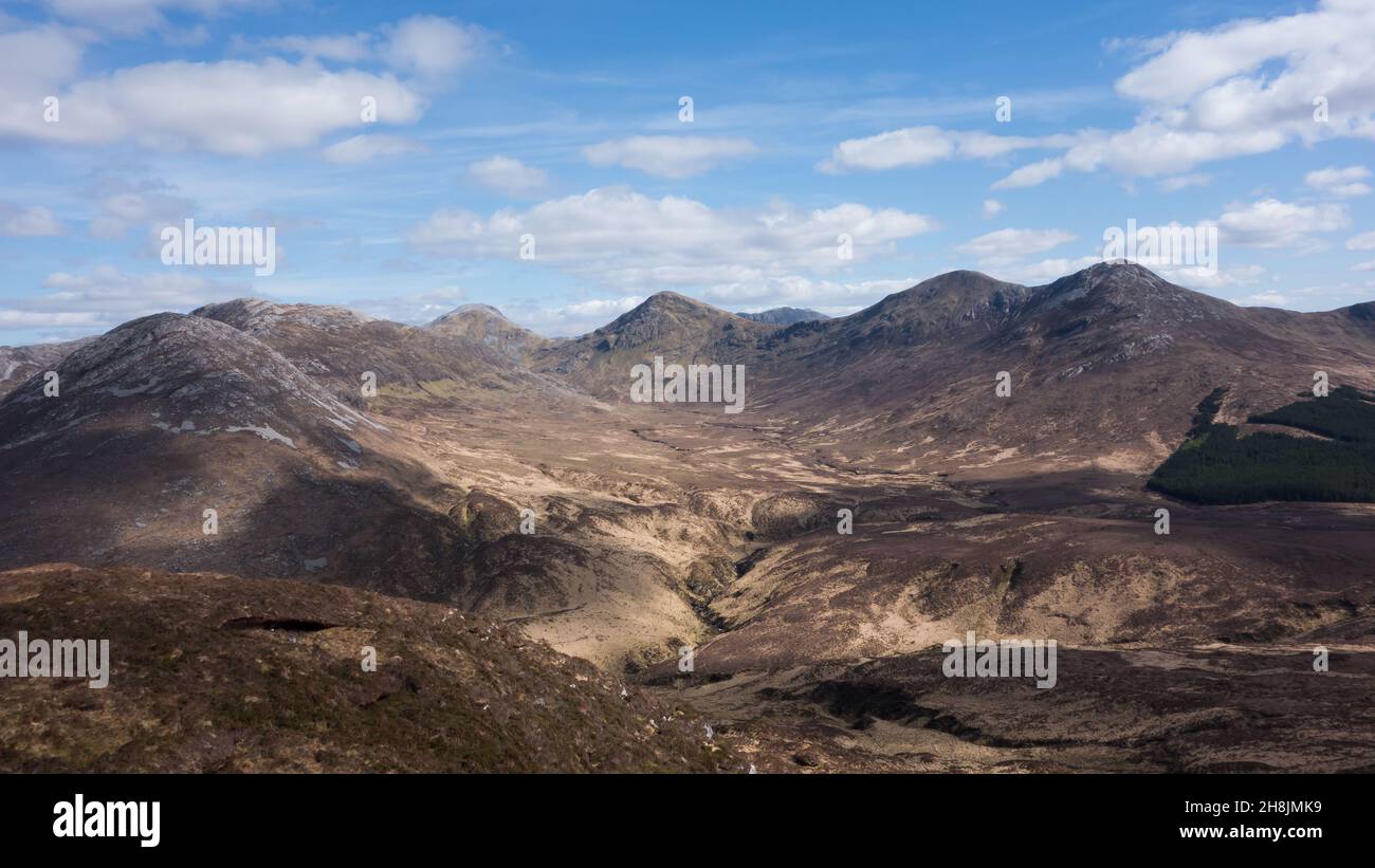 Blick auf die Twelve Bens Bergkette vom Diamond Hill im Connemara National Park, County Galway, Irland. Stockfoto