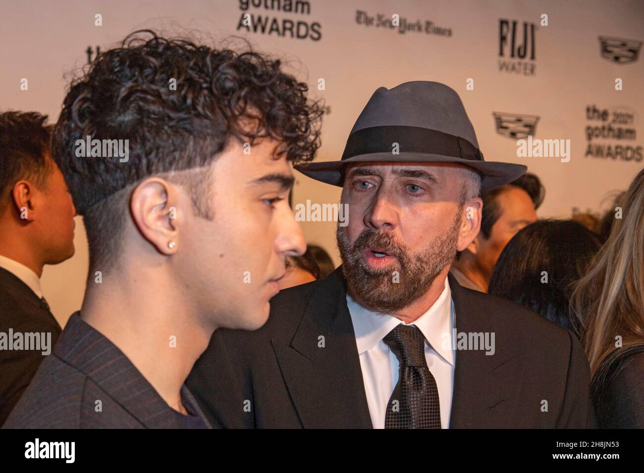 New York, Usa. 29th. November 2021. Nicolas Cage (R) nimmt an den Gotham Awards 2021 Teil, die vom Gotham Film & Media Institute in der Cipriani Wall Street in New York City verliehen werden. (Foto von Ron Adar/SOPA Images/Sipa USA) Quelle: SIPA USA/Alamy Live News Stockfoto