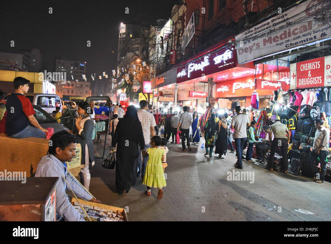 Straßen in der Nacht in Kalkutta. Kolkata (ehemals Kalkutta) ist die Hauptstadt des westbengalen Staates Indiens. Gegründet als Handelsposten der East India Company, war es von 1773 bis 1911 die Hauptstadt Indiens unter dem britischen Raj. Heute ist es für seine großartige Kolonialarchitektur, Kunstgalerien und kulturellen Festivals bekannt. Hier befindet sich auch das Mutterhaus, Sitz der Missionare der Nächstenliebe, die von Mutter Teresa gegründet wurden und deren Grab sich vor Ort befindet. Stockfoto