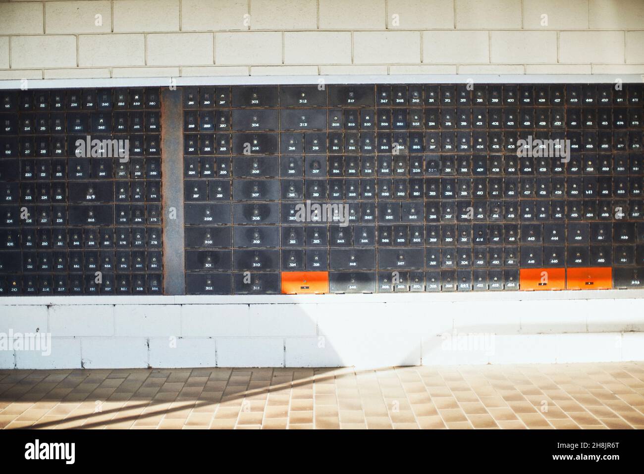 Große Briefkastenwand Stockfoto