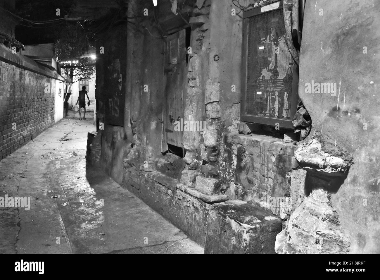 Straßen in der Nacht in Kalkutta. Kolkata (ehemals Kalkutta) ist die Hauptstadt des westbengalen Staates Indiens. Gegründet als Handelsposten der East India Company, war es von 1773 bis 1911 die Hauptstadt Indiens unter dem britischen Raj. Heute ist es für seine großartige Kolonialarchitektur, Kunstgalerien und kulturellen Festivals bekannt. Hier befindet sich auch das Mutterhaus, Sitz der Missionare der Nächstenliebe, die von Mutter Teresa gegründet wurden und deren Grab sich vor Ort befindet. Stockfoto