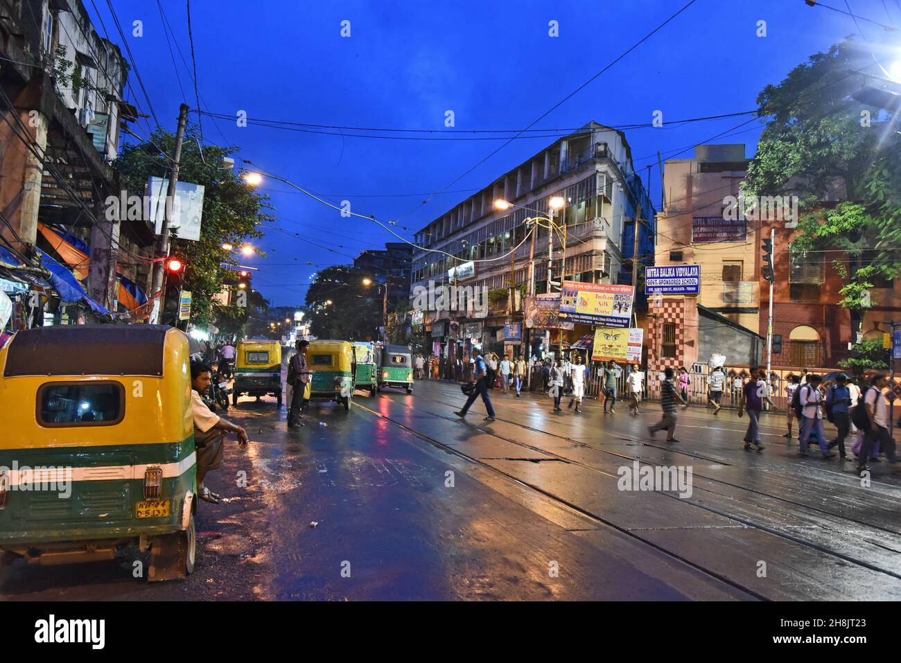 Straßen in der Nacht in Kalkutta. Kolkata (ehemals Kalkutta) ist die Hauptstadt des westbengalen Staates Indiens. Gegründet als Handelsposten der East India Company, war es von 1773 bis 1911 die Hauptstadt Indiens unter dem britischen Raj. Heute ist es für seine großartige Kolonialarchitektur, Kunstgalerien und kulturellen Festivals bekannt. Hier befindet sich auch das Mutterhaus, Sitz der Missionare der Nächstenliebe, die von Mutter Teresa gegründet wurden und deren Grab sich vor Ort befindet. Stockfoto