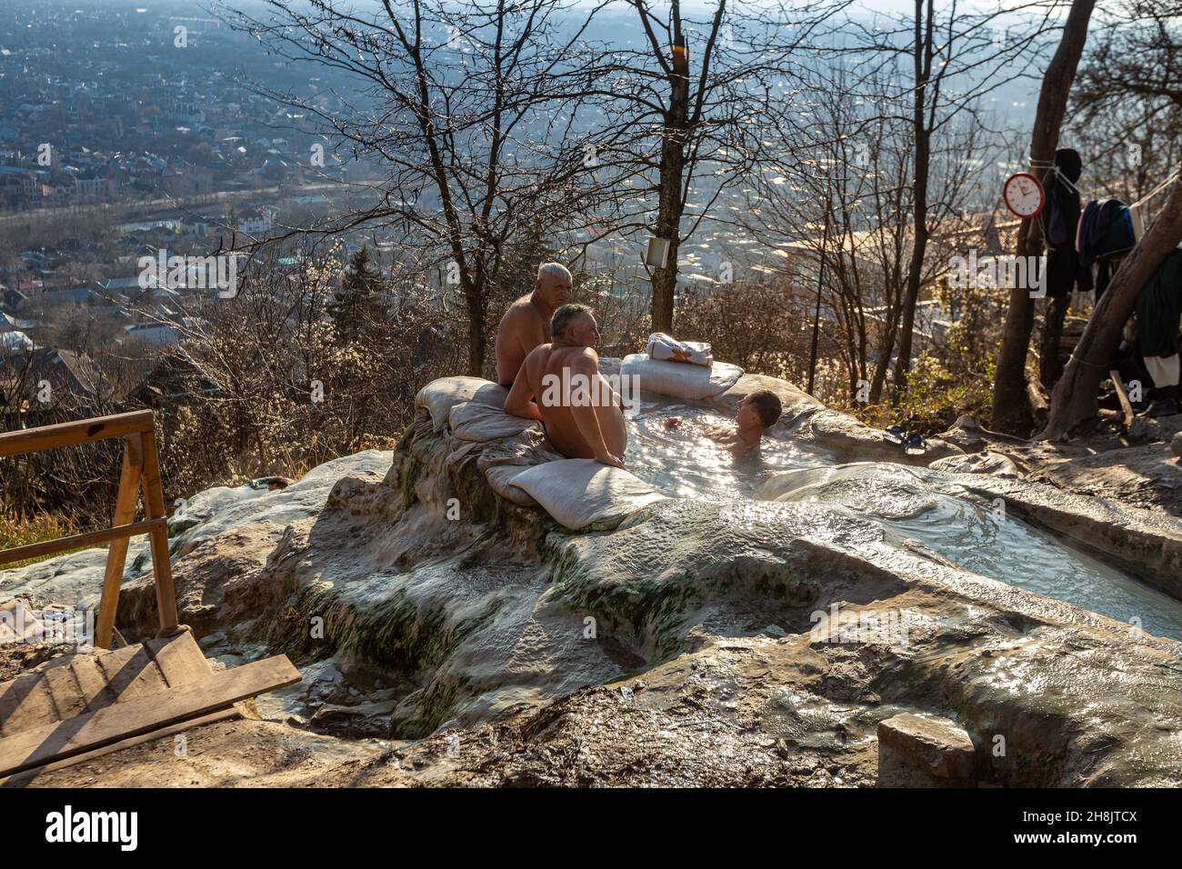 Im berühmten Ferienort Pyatigorsk baden die Menschen im Mineralwasser, das aus dem Proval-See fließt Stockfoto