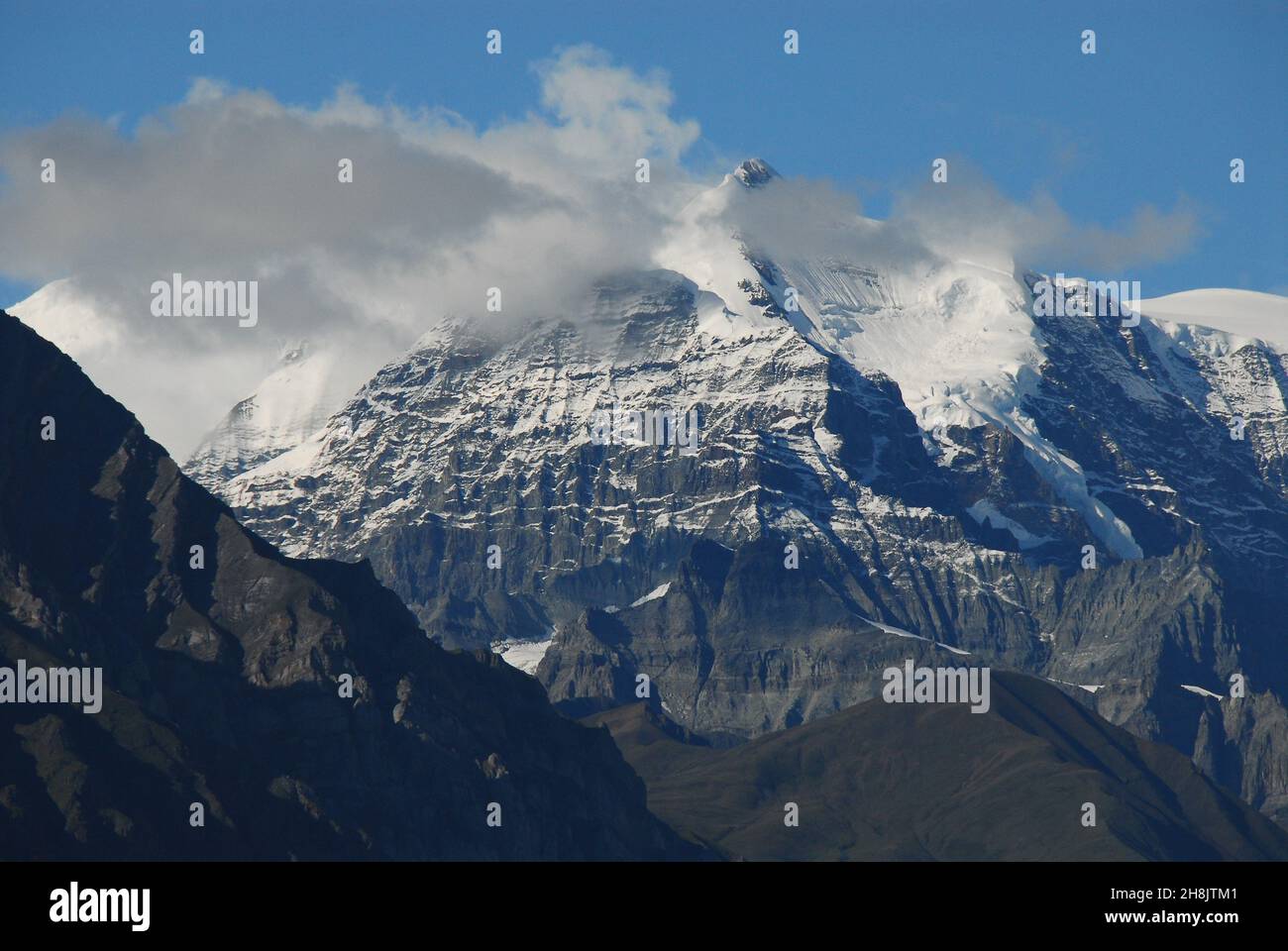 Panorama der majestätischen Bergkette, Mt. St. Elias und der schrumpfende Kennicott-Gletscher in der Wrangell-St. Elias National Park of Alaska, USA. Stockfoto