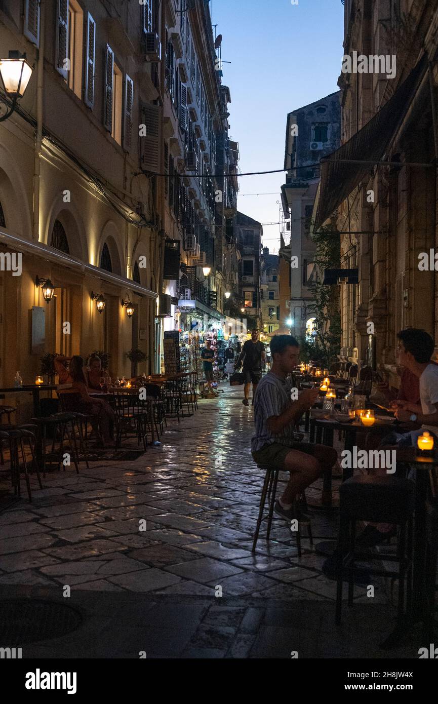 Altstadt von Korfu, wenn Touristen in der Dämmerung zum Essen und Trinken ausgehen Stockfoto