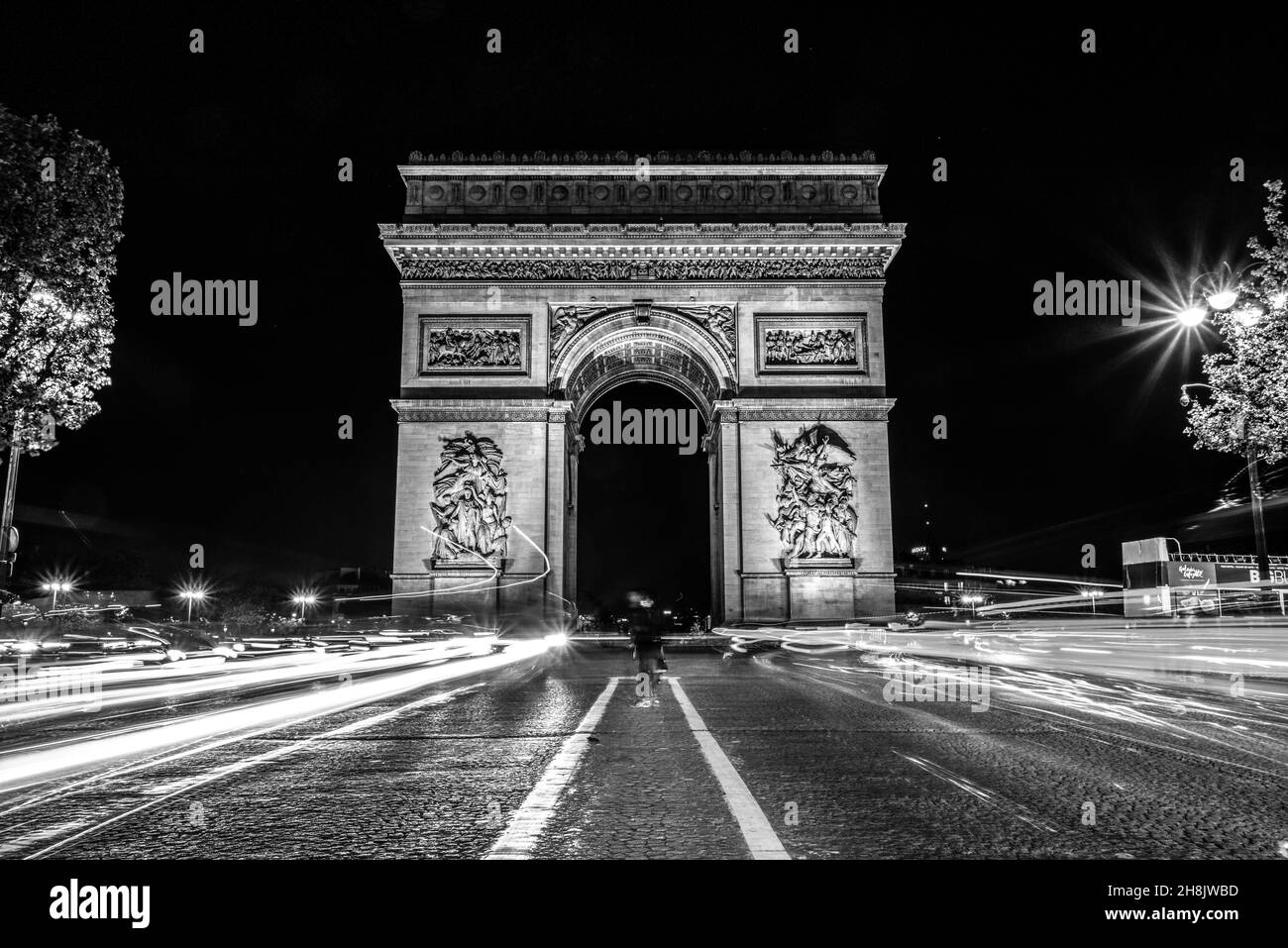 Nächtlicher Verkehr auf den Champs-Elysees, Arc de Triomph im Hintergrund, Paris, Frankreich Stockfoto