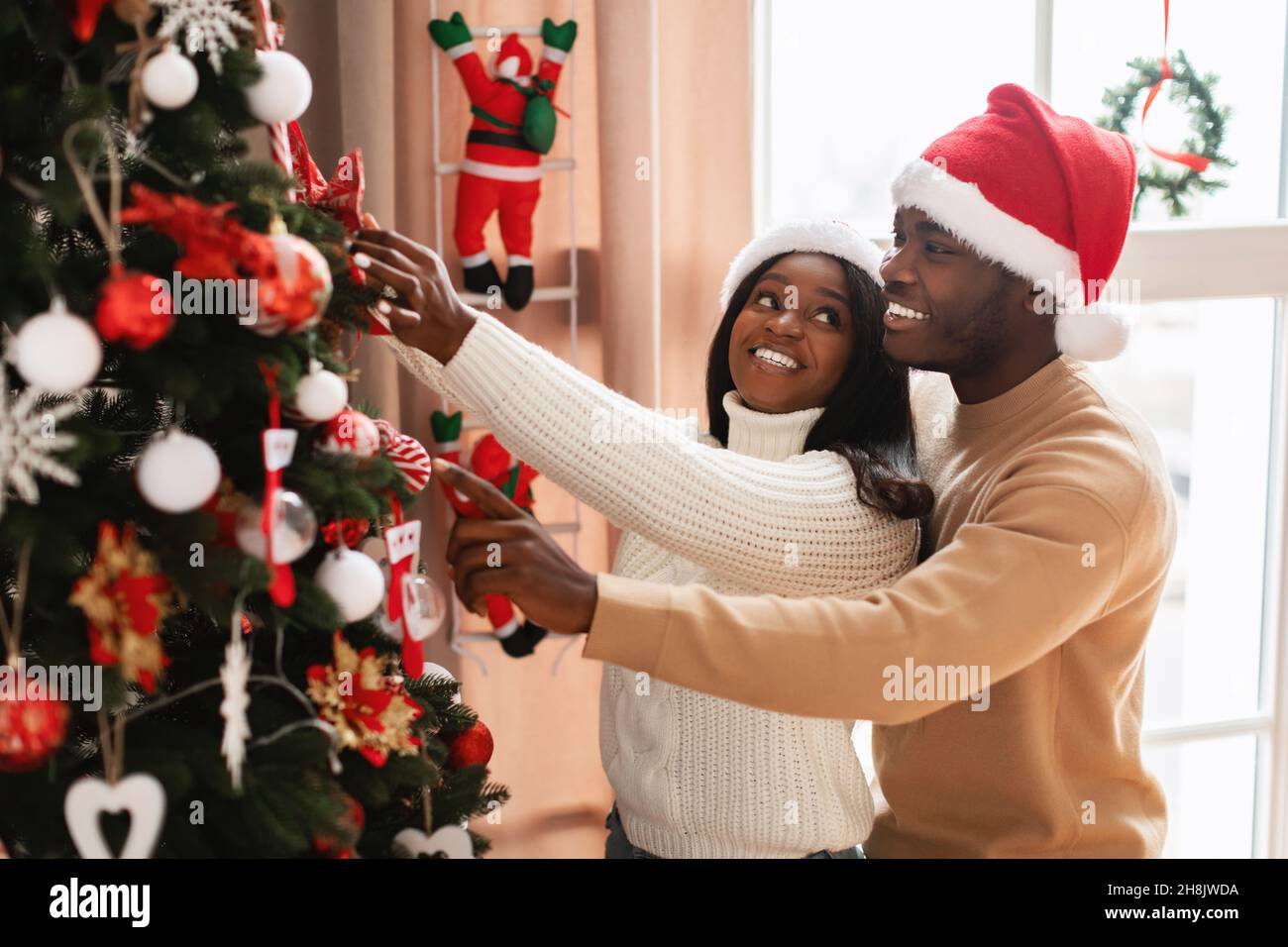 Porträt der glücklichen schwarzen Familie Dekoration Weihnachtsbaum Stockfoto