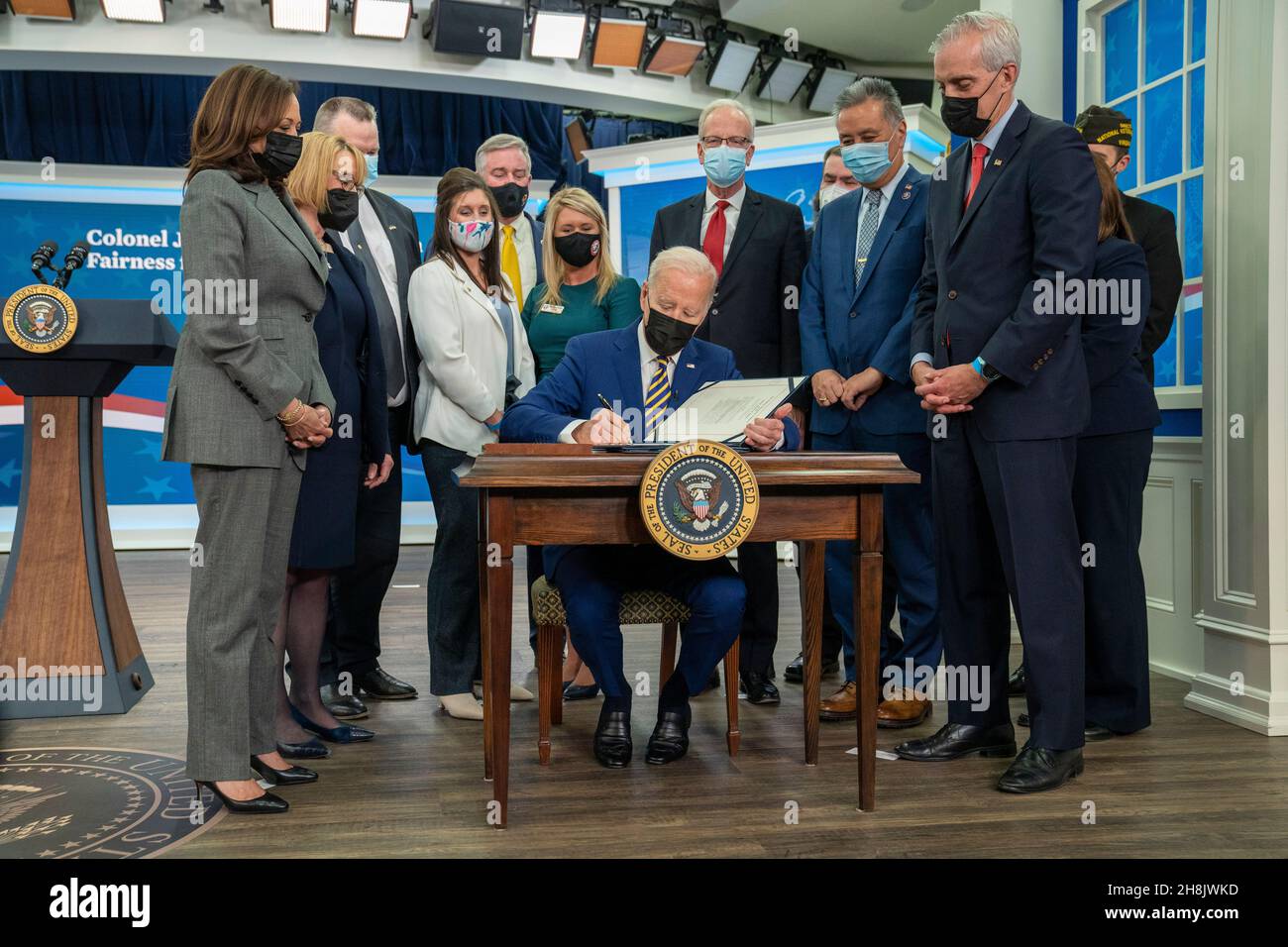 Washington, DC, USA, 30. November, unterzeichnet Präsident Joe Biden im South Court Auditorium des Eisenhower Executive Office Building des Weißen Hauses in Washington, DC, 30. November 2021, ein Gesetz, das nach dem Vater von Kelly McHugh-Stewart, S.1095, benannt wurde, dem „Colonel John M. McHugh Tuition Fairness for Survivors Act of 2021“. Die von Biden unterzeichneten Gesetze sind S. 796, „Protecting Moms Who Serent Act of 2021“, S. 894, „Hire Veteran Health Heroes Act of 2021“, S. 1031, “Ein Gesetzentwurf, um den Comptroller General der Vereinigten Staaten zu verlangen, eine Studie über Disparitäten im Zusammenhang mit Rasse und Ethnizität in Bezug auf cer durchzuführen Stockfoto