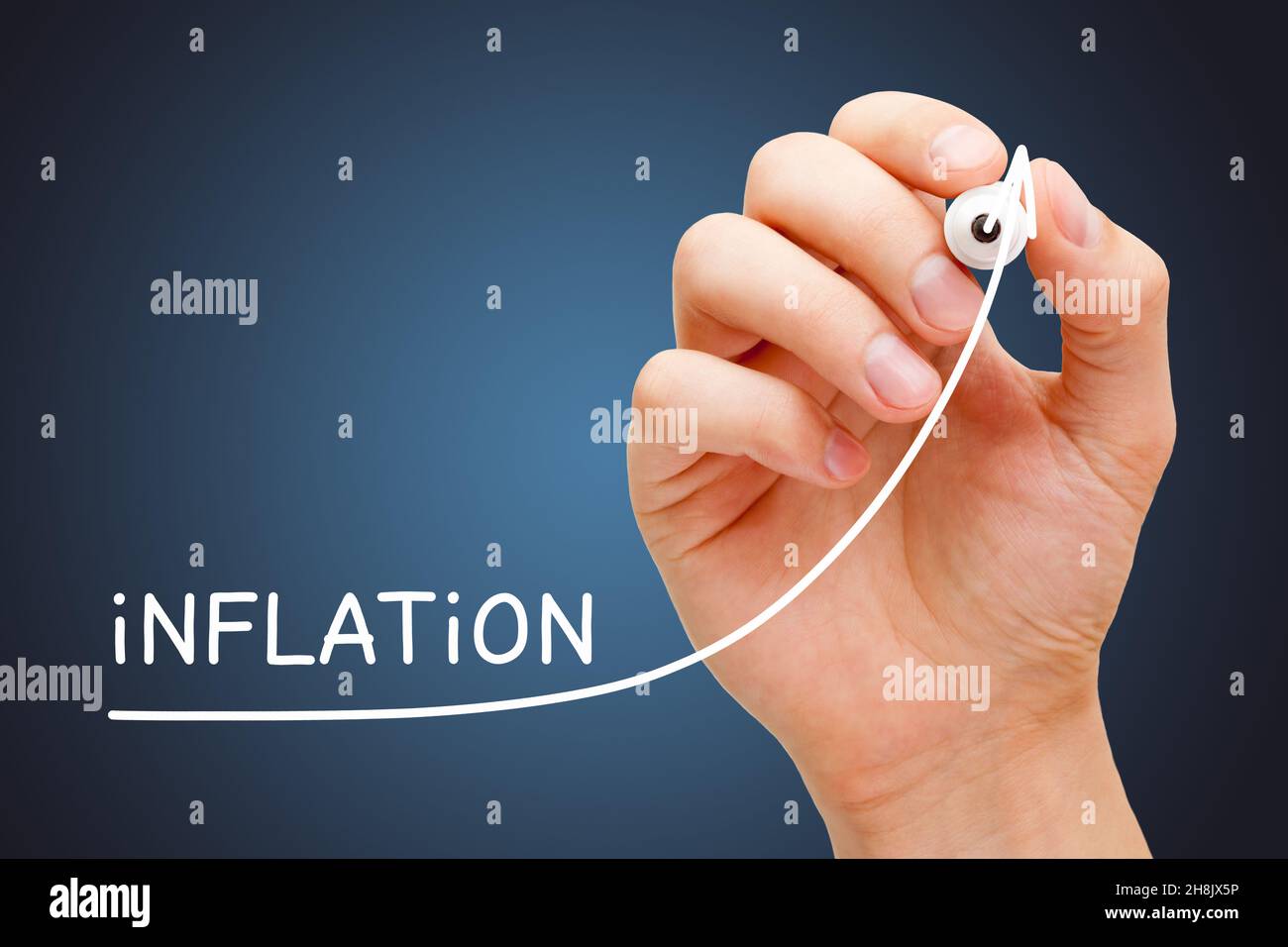 Hand mit einem Pfeil auf dem Diagramm für die steigende Inflationsrate. Konzept über die Erhöhung der Lebenshaltungskosten und den Rückgang der Kaufkraft. Stockfoto