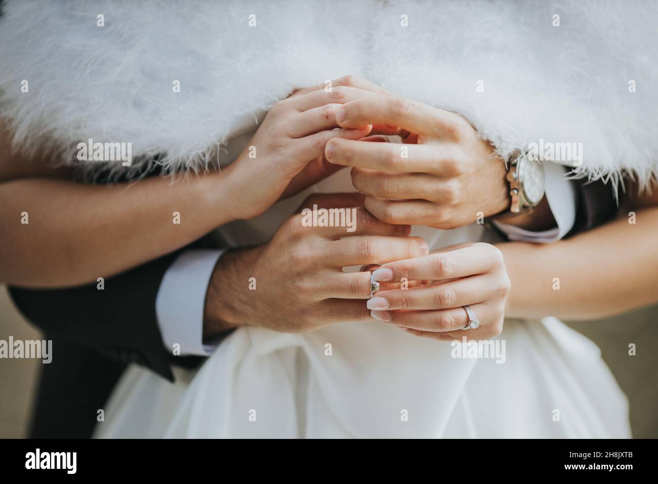 Nahaufnahme eines Paares, das Eheringe legt Stockfoto