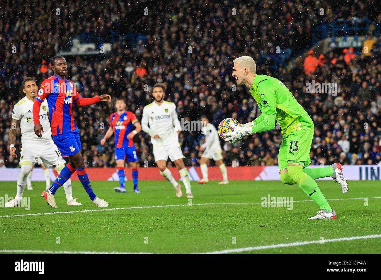 Vicente Guaita #13 von Crystal Palace sammelt den Ball Stockfoto