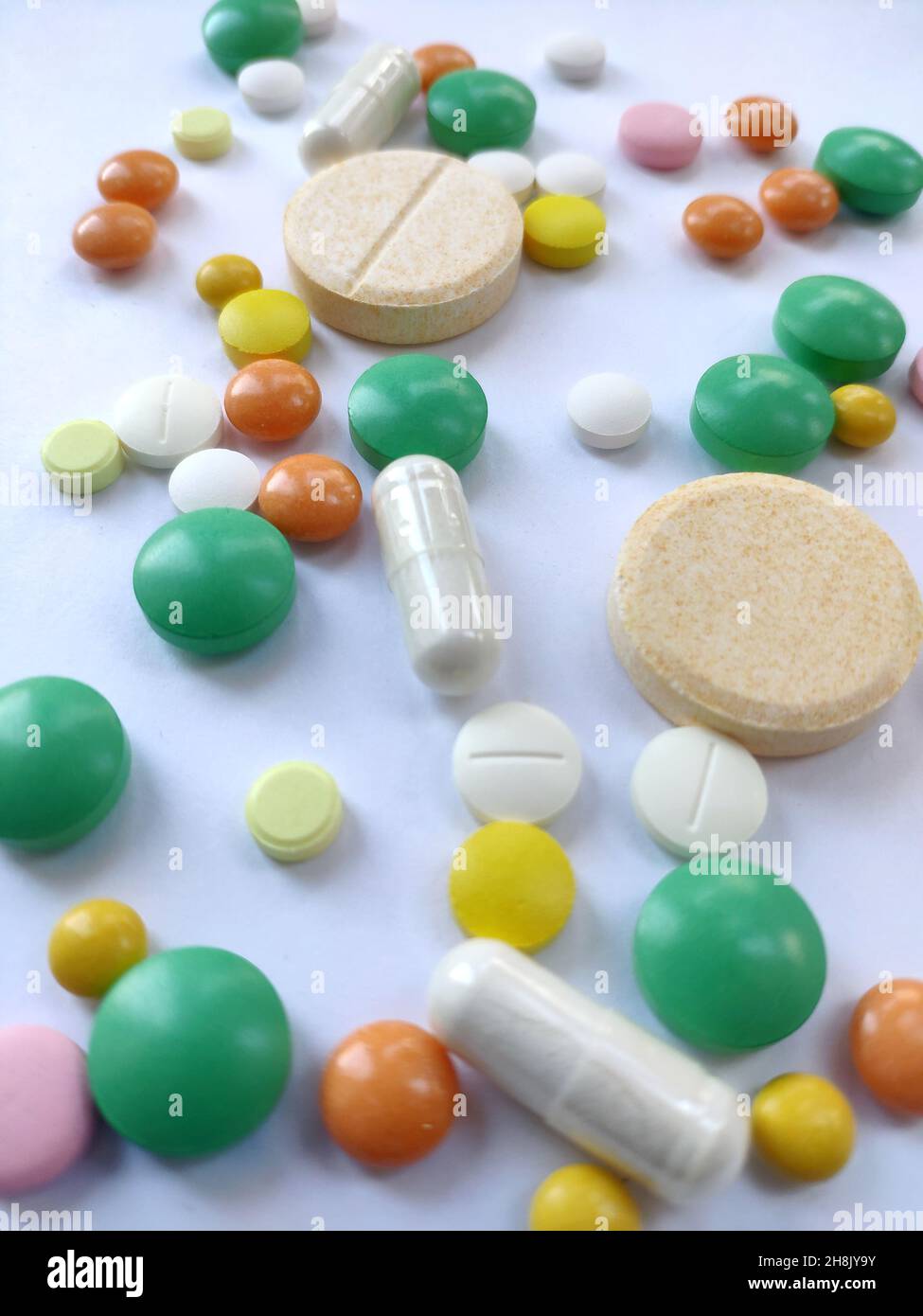 Bunte Pillen, Medizin Hintergrund. Tabletten für verschiedene Krankheiten, Gesundheitsfürsorge Hintergrund, farbige Pillen verschrieben. Medizinische konzeptionelle Foto backgr Stockfoto