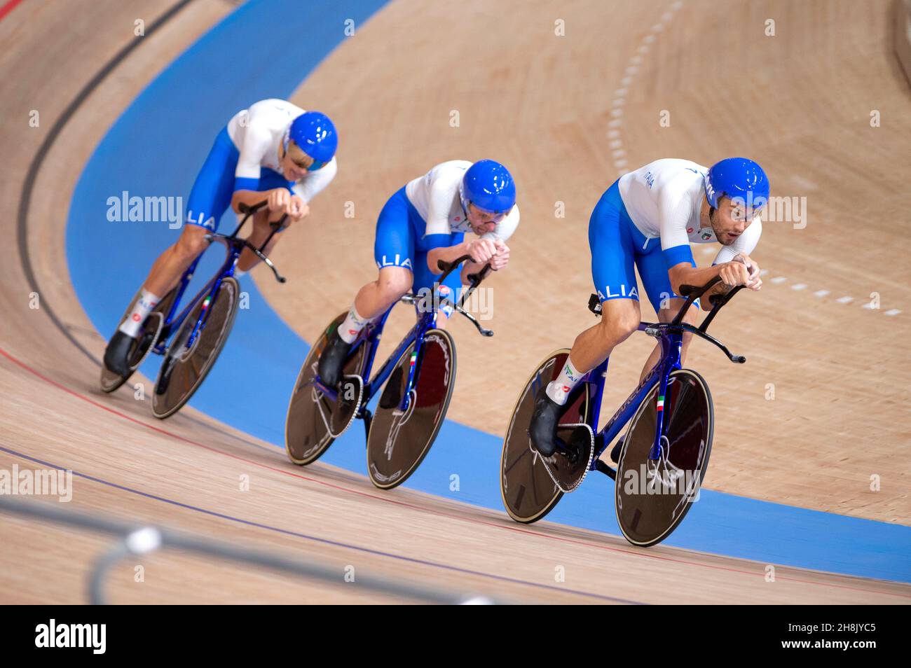 Italienische Mannschaft, Goldmedaillengewinnerin auf der Strecke bei den Olympischen Spielen 2020 in Tokio. Angeführt vom Weltmeister Filippo Ganna. Stockfoto