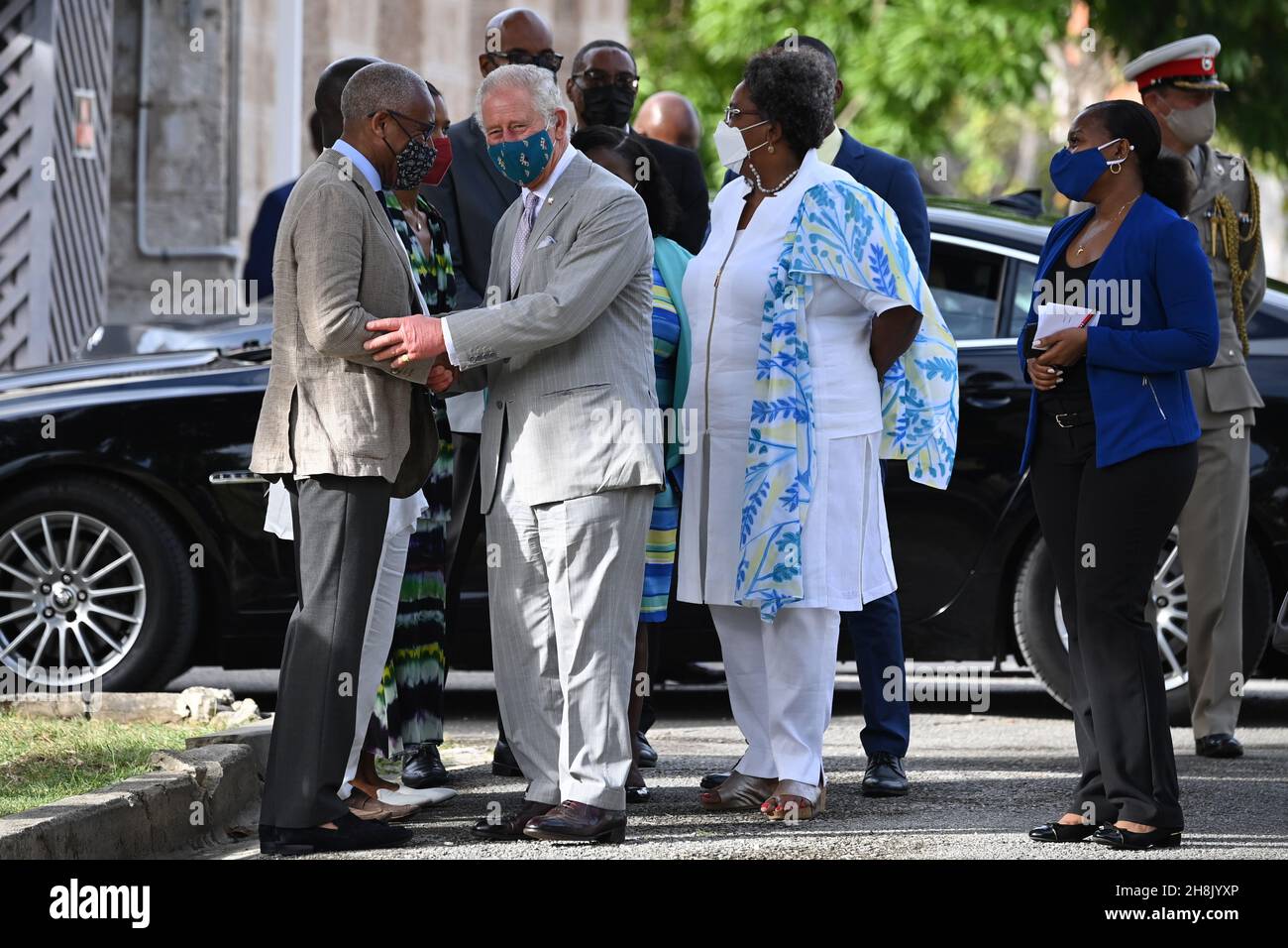 Der Prinz von Wales und die Premierminister von Barbados, Mia Mottley (zweite rechts), besuchen im Anschluss an eine Zeremonie anlässlich des Übergangs des Landes zu einer republik innerhalb des Commonwealth das Nationalarchiv in Bridgetown, Barbados. Bilddatum: Dienstag, 30. November 2021. Stockfoto