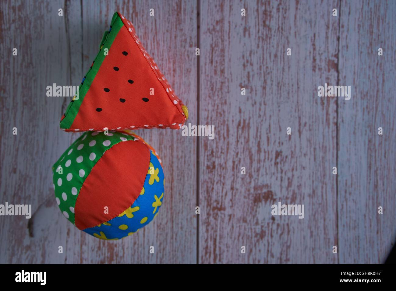 Babyspielzeug aus Baumwolle in Form eines Balls und einer Wassermelone Stockfoto