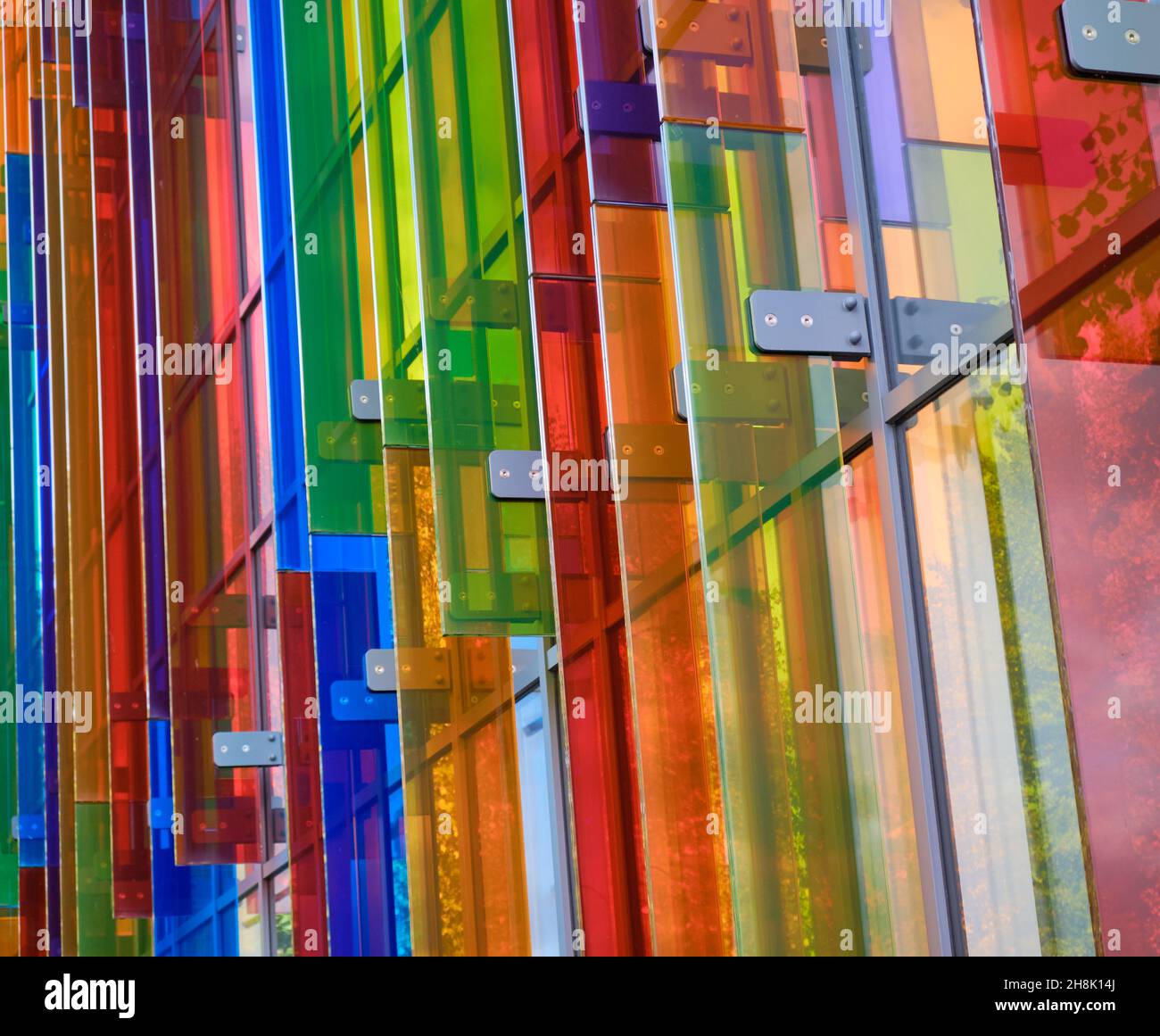 Nahaufnahme von architektonische Besonderheit der mehrfarbige vertikale Glas leiste Screening auf ein modernes Gebäude. Stockfoto