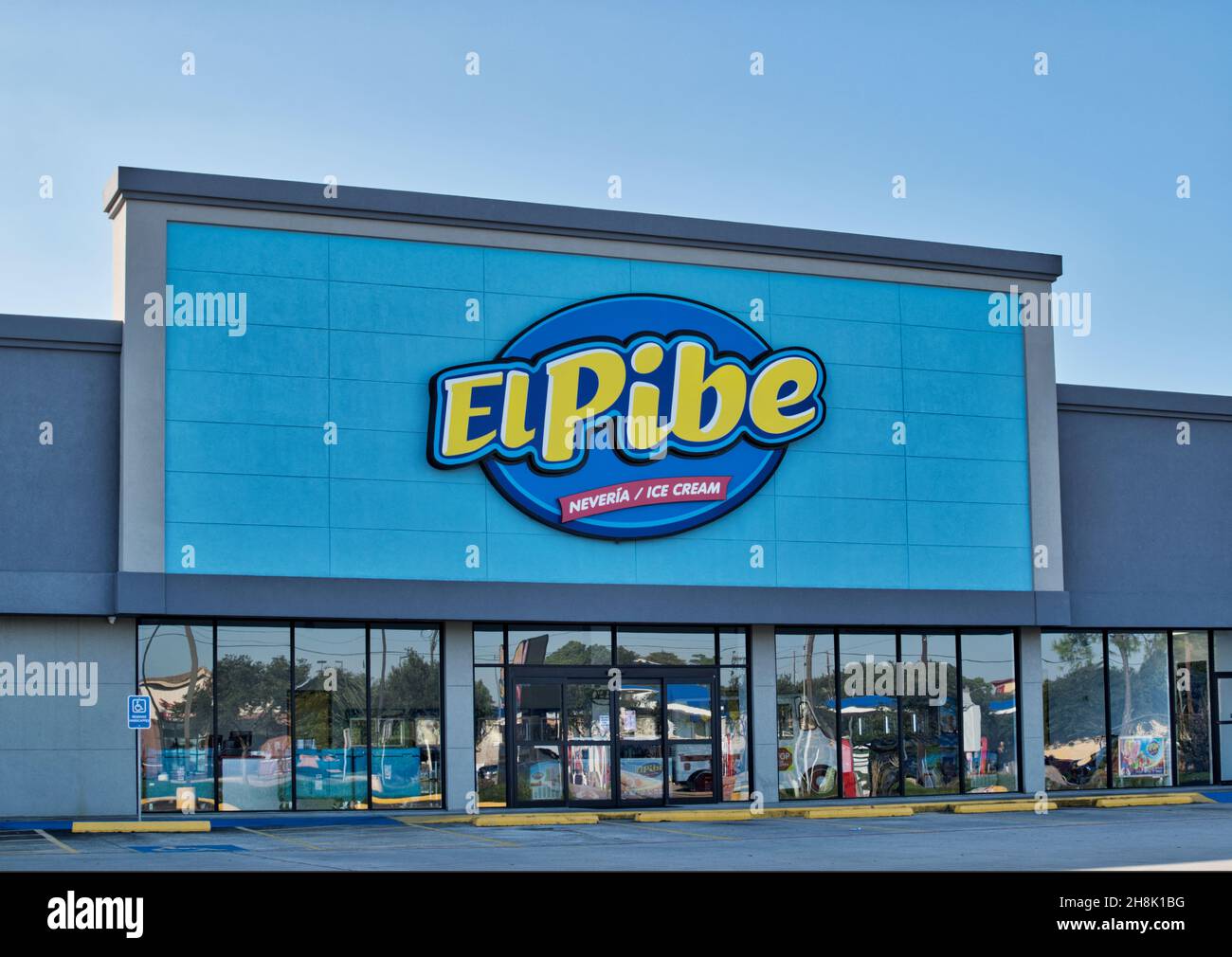 Houston, Texas USA 11-12-2021: Paletería El Pibe-Lager und Parkplatz in Houston TX. Lokales Geschäft, das Eiscreme-Produkte verkauft, wurde 2002 gegründet. Stockfoto
