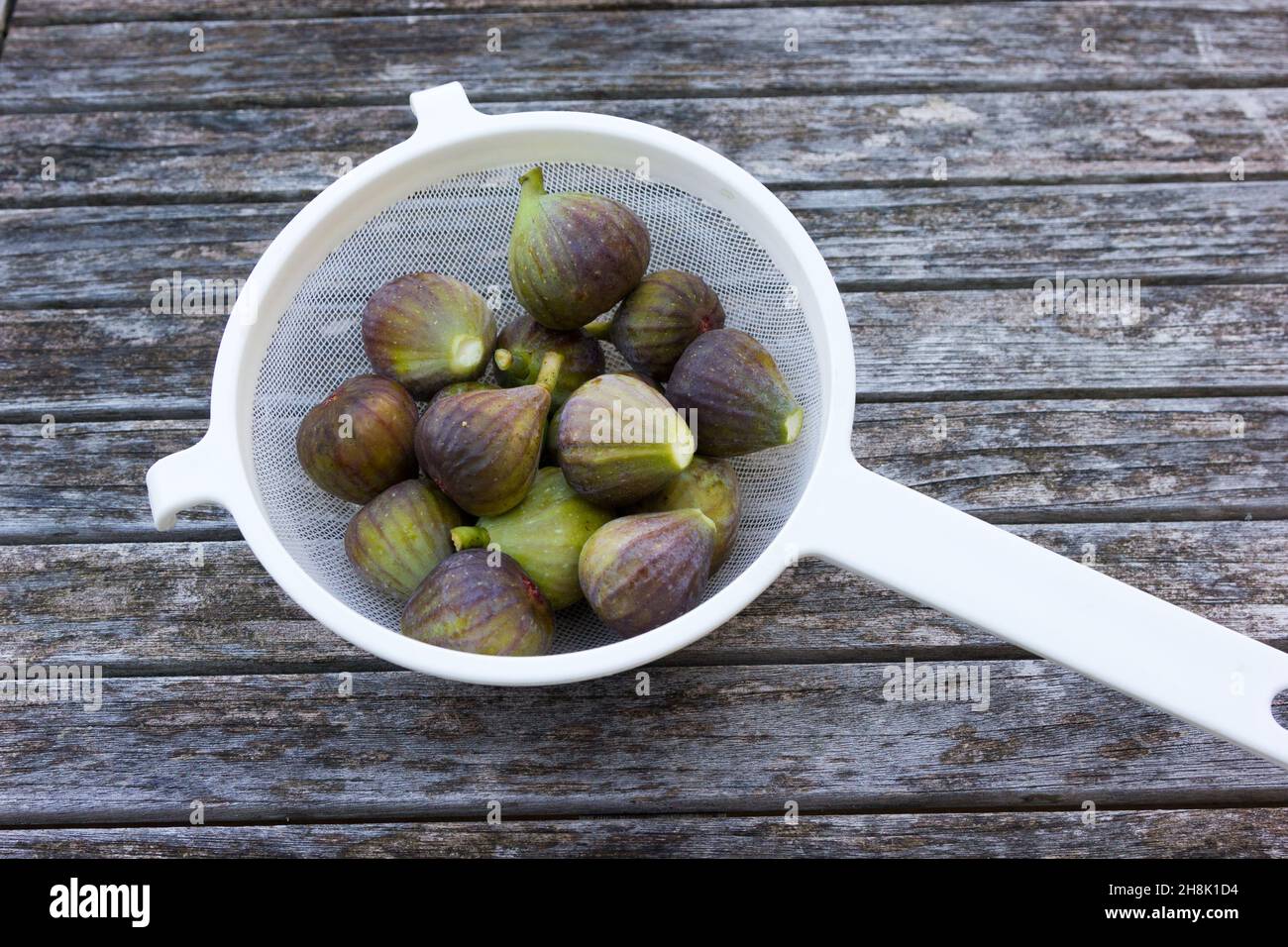 Küchenabscheider mit kleinen Feigen Stockfoto