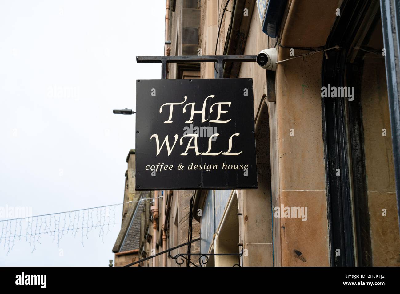 Edinburgh, Schottland - 20. Nov 2021: Das Schild für den Wall Coffee Shop in Edinburgh. Stockfoto