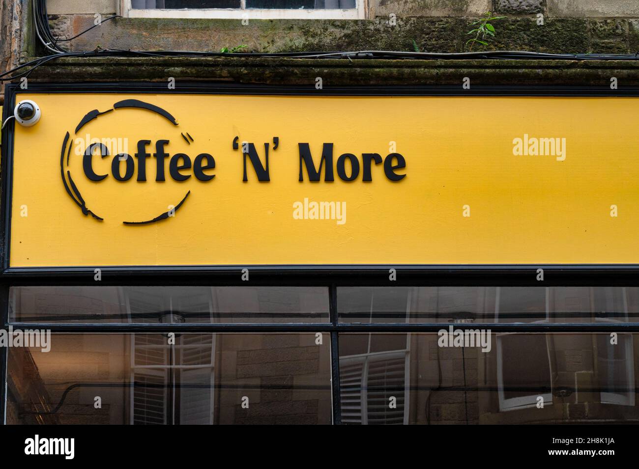 Edinburgh, Schottland- 20. Nov 2021: Das Zeichen für Coffe N More in Edinburgh. Stockfoto