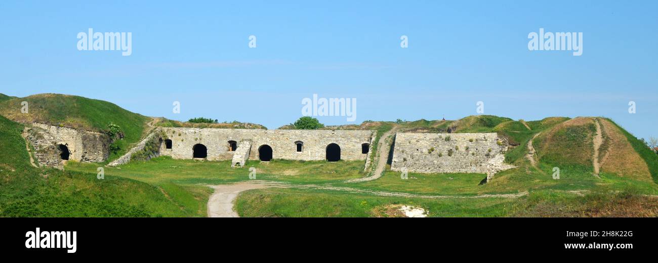 Mittelalterliche Ruinen der Bank der Festung. Osteuropa mittelalterliche Architektur von Kamianets-Podilskyi (Ukraine), Wallanlage Ruinen Stockfoto