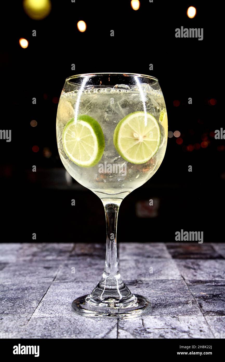 Cocktail in einem transparenten Glas mit einem sternenklaren schwarzen Hintergrund, verschiedene Stockfoto