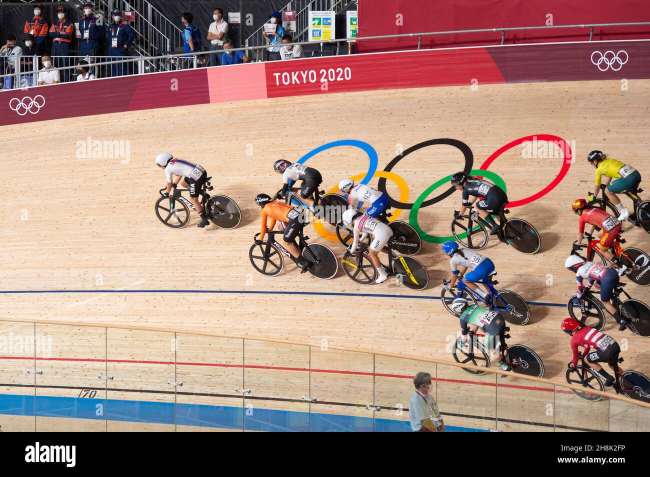 Jennifer Valente aus den Vereinigten Staaten führt das Feld beim Frauenomnium-Rennen während der Olympischen Spiele 2020 in Tokio an. Stockfoto