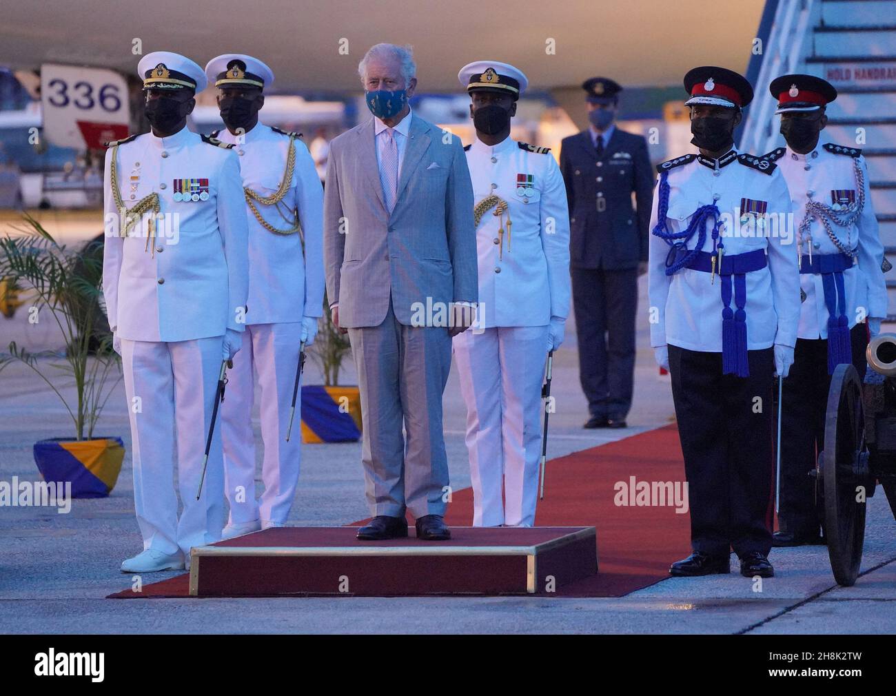 Der Prinz von Wales auf dem internationalen Flughafen Grantley Adams in Barbados, bevor er nach einer Zeremonie anlässlich des Übergangs des Landes zu einer republik innerhalb des Commonwealth nach Großbritannien aufbrechen wird. Bilddatum: Dienstag, 30. November 2021. Stockfoto