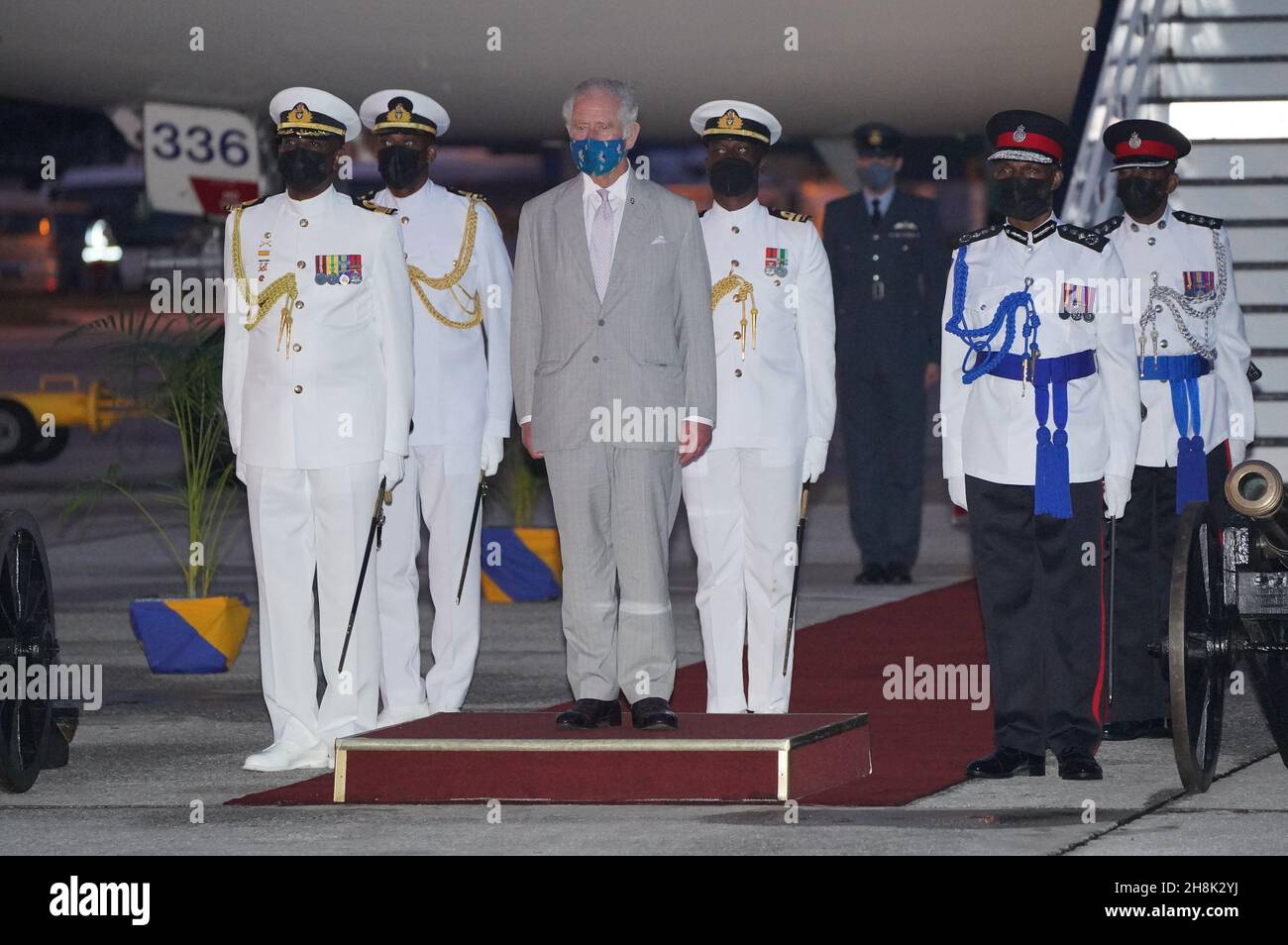 Der Prinz von Wales auf dem internationalen Flughafen Grantley Adams in Barbados, bevor er nach einer Zeremonie anlässlich des Übergangs des Landes zu einer republik innerhalb des Commonwealth nach Großbritannien aufbrechen wird. Bilddatum: Dienstag, 30. November 2021. Stockfoto