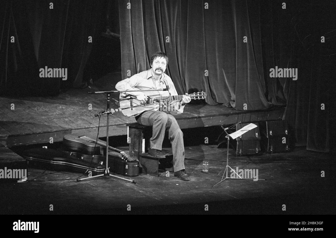 Der aus der DDR auswanderte Singer-Songwriter Wolf Biermann bei einem Auftritt im Schauspielhaus Bochum am 03.12.1985. Stockfoto