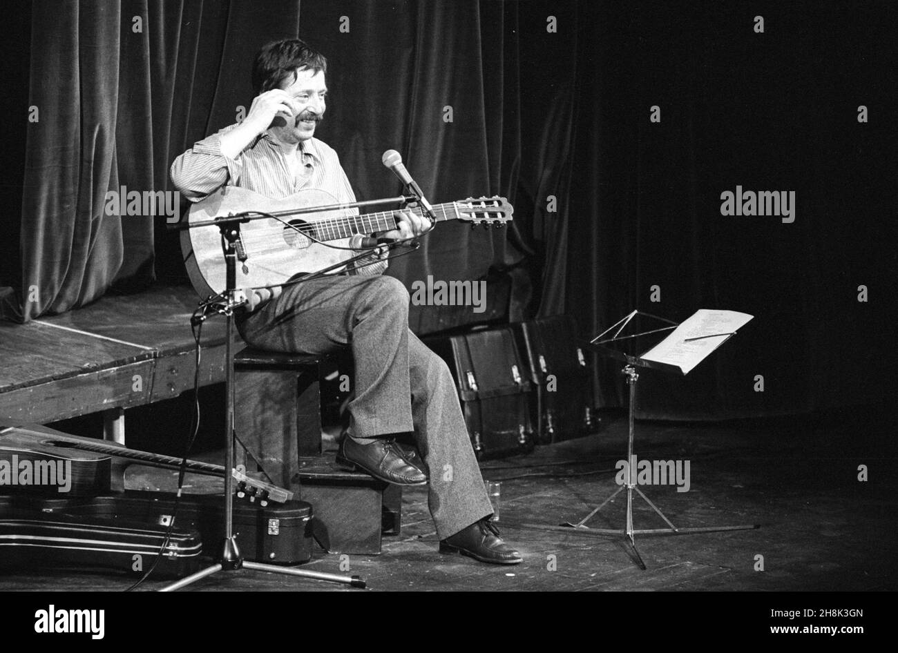 Der aus der DDR auswanderte Singer-Songwriter Wolf Biermann bei einem Auftritt im Schauspielhaus Bochum am 03.12.1985. Stockfoto