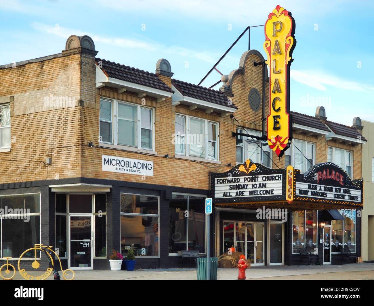 Eastwood, New York, USA. 20. November 2021. Das kleine Dorf Eastwood, NY, mit dem Wahrzeichen des Ortes, dem Palace Theatre, wurde 1924 eröffnet. Stockfoto