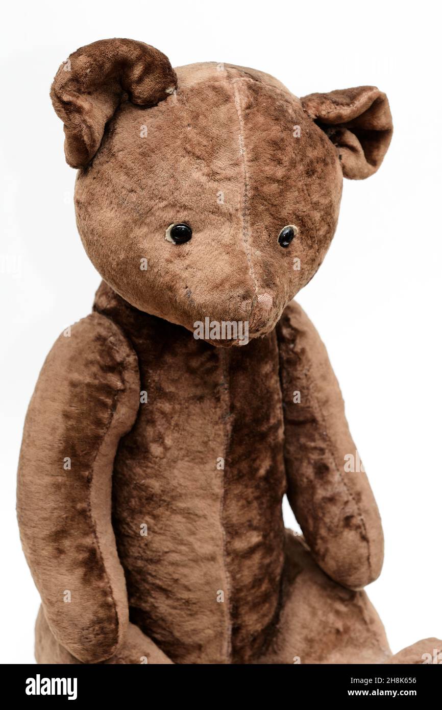 Nahaufnahme eines schäbigen Teddybären-Spielzeugs auf weißem Hintergrund Stockfoto