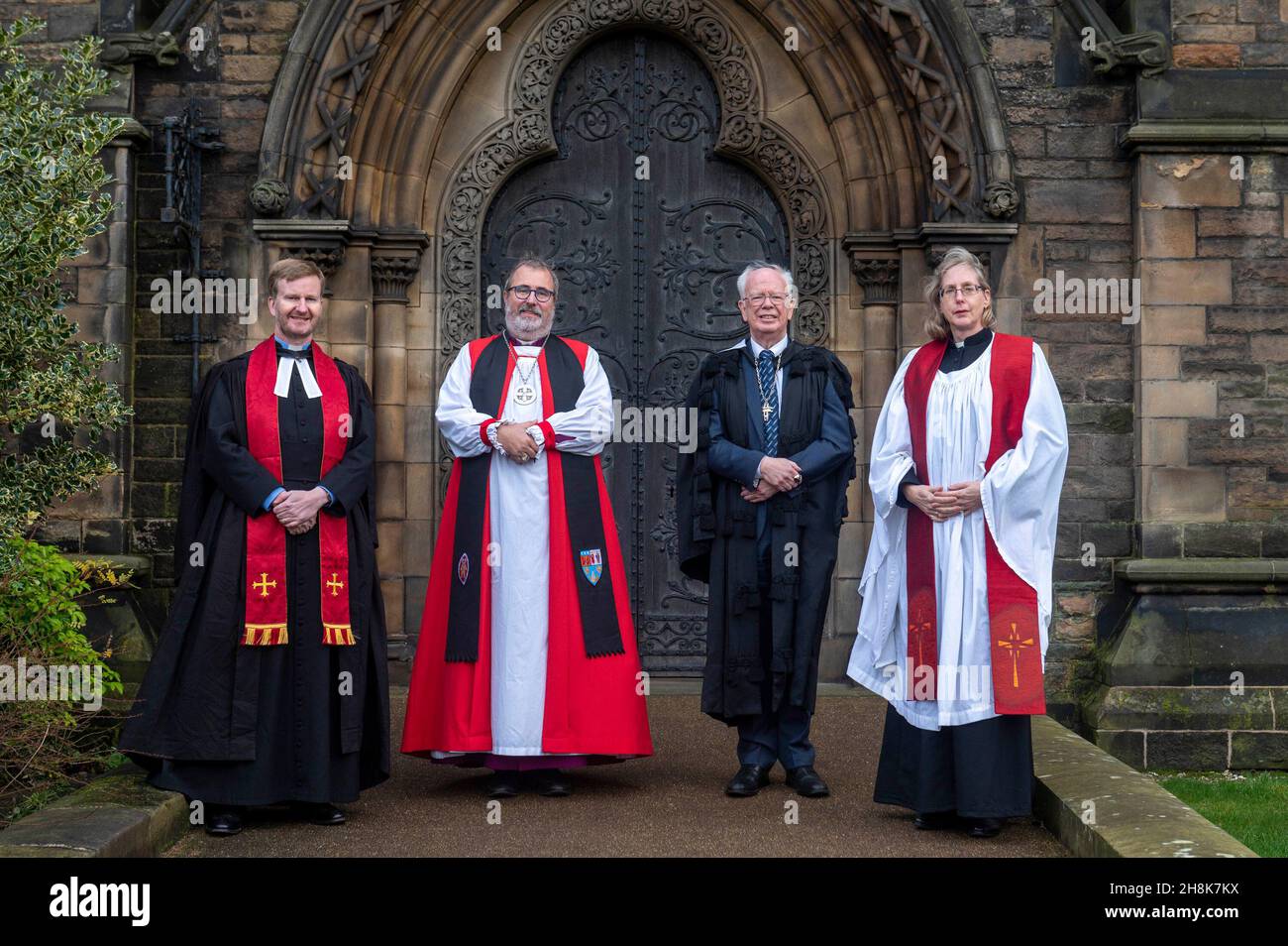 Edinburgh. Schottland, 30/11/2021, St Andrews Day markiert mit Unterzeichnung der Erklärung und Gottesdienst von links nach rechts Re Sandy Horsburgh (CofS) Primus Rev Mark Strange, Moderator Lord Wallace und Rev. Prof. Canon Charlotte Methuen der St. Andrew's Day wurde mit der Unterzeichnung einer gemeinsamen Erklärung zwischen der Church of Scotland und der Scottish Episcopal Church während eines besonderen Gottesdienstes in der St. Mary's Episcopal Cathedral in Edinburgh gefeiert. Der Gottesdienst umfasste Lord Wallace, den Moderator der Generalversammlung der Church of Scotland, und Most Rev Mark Strange, den Primus der Scottish Episcopal Stockfoto