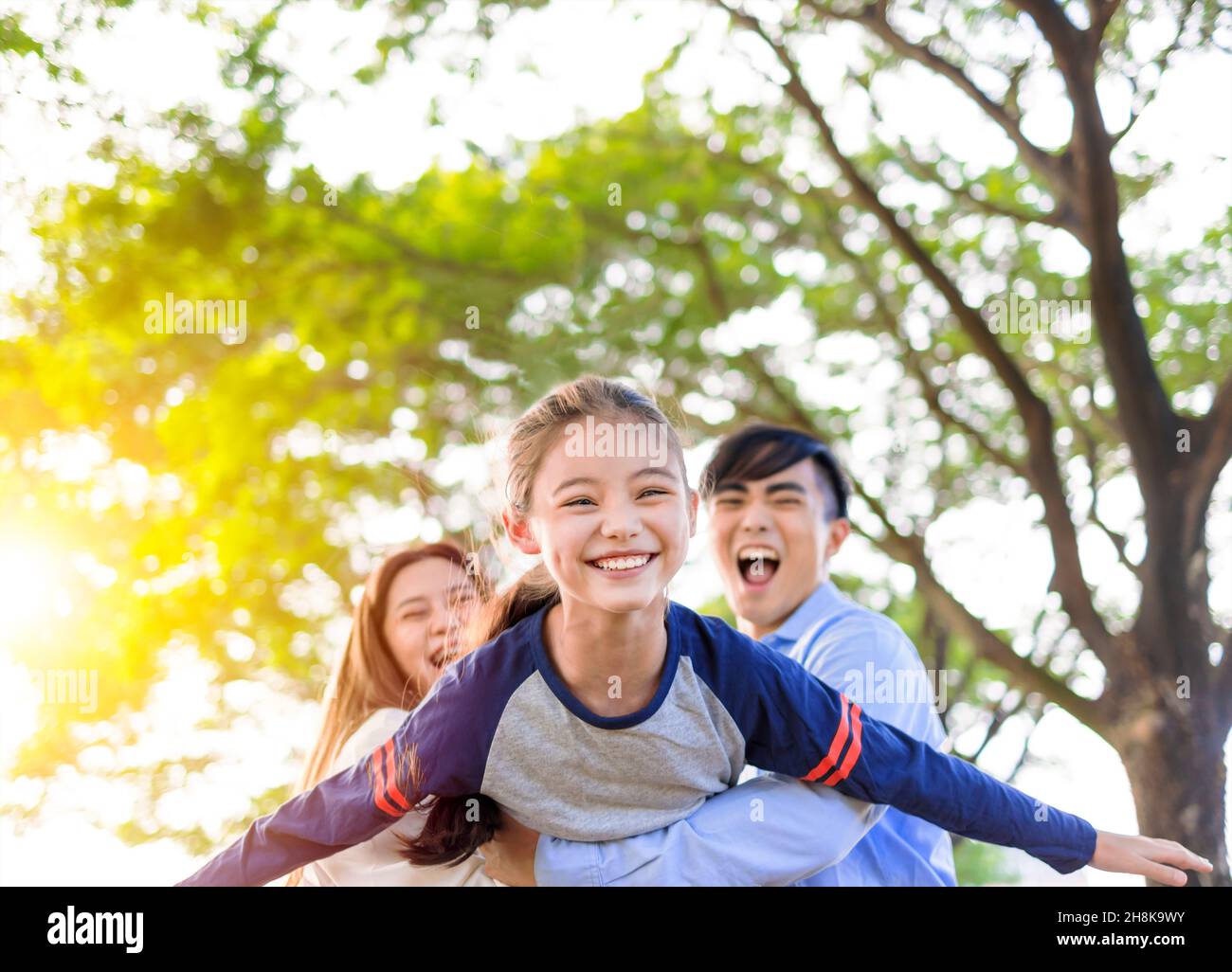 Glückliche Familie Spaß im Park Stockfoto