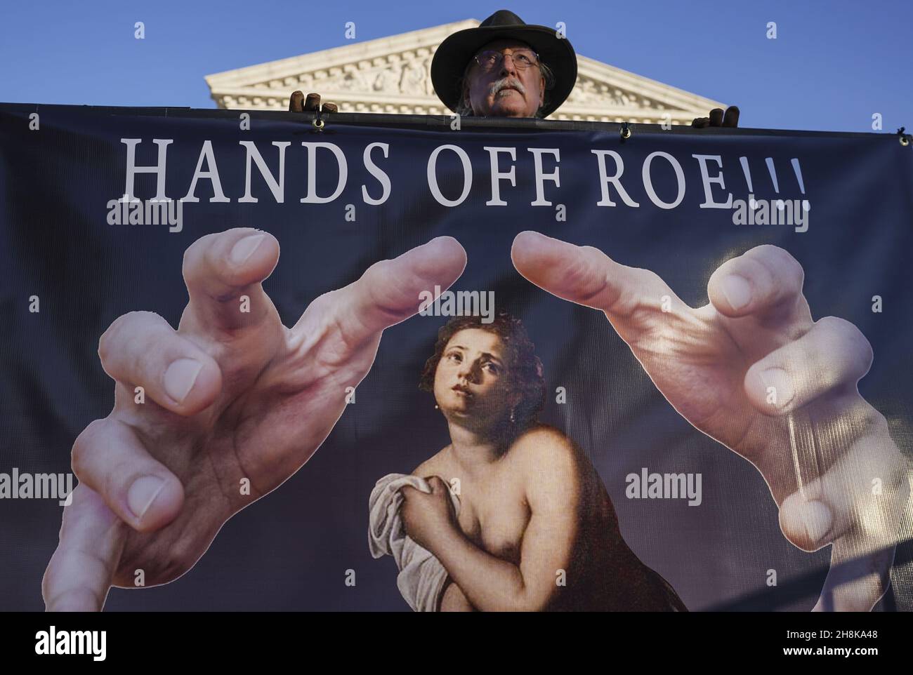 Washington, Usa. 30th. November 2021. Ein Mann hält ein Pro-Choice-Zeichen während der Pressekonferenz des Stanton Public Policy Center/Purple Sash Revolution mit nationalen Anti-Abtreibungsveranstaltern am Dienstag, dem 1. Dezember 2021, am Obersten Gerichtshof in Washington, DC. Morgen wird der Oberste Gerichtshof Argumente zu Dobbs v. Jackson hören, in denen es um die Verfassungsmäßigkeit eines Gesetzes des Staates Mississippi aus dem Jahr 2018 geht, das Abtreibungsoperationen nach den ersten 15 Wochen der Schwangerschaft Verbot. Foto Leigh Vogel/UPI Credit: UPI/Alamy Live News Stockfoto