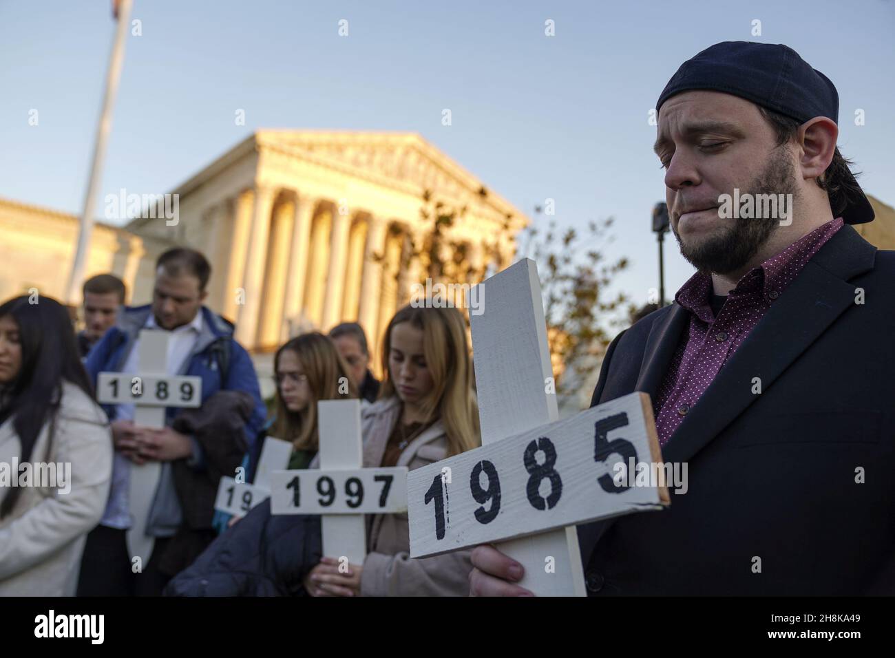 Washington, Usa. 30th. November 2021. Demonstranten halten Kreuze für die Unterstützung des Lebens nach der Pressekonferenz des Stanton Public Policy Center/Purple Sash Revolution mit nationalen Anti-Abtreibungsorganisatoren vor dem Obersten Gerichtshof in Washington, DC am Dienstag, dem 1. Dezember 2021. Morgen wird der Oberste Gerichtshof Argumente zu Dobbs v. Jackson hören, in denen es um die Verfassungsmäßigkeit eines Gesetzes des Staates Mississippi aus dem Jahr 2018 geht, das Abtreibungsoperationen nach den ersten 15 Wochen der Schwangerschaft Verbot. Foto Leigh Vogel/UPI Credit: UPI/Alamy Live News Stockfoto