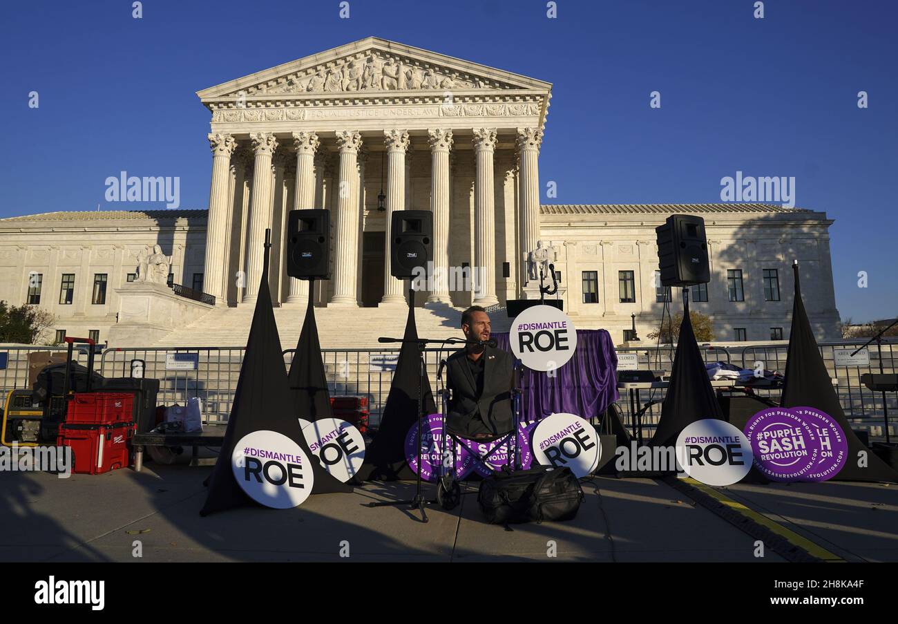 Washington, Usa. 30th. November 2021. Das Stanton Public Policy Center/Purple Sash Revolution veranstaltet am Dienstag, dem 1. Dezember 2021, eine Pressekonferenz mit nationalen Anti-Abtreibungsveranstaltern vor dem Obersten Gerichtshof in Washington, DC. Morgen wird der Oberste Gerichtshof Argumente zu Dobbs v. Jackson hören, in denen es um die Verfassungsmäßigkeit eines Gesetzes des Staates Mississippi aus dem Jahr 2018 geht, das Abtreibungsoperationen nach den ersten 15 Wochen der Schwangerschaft Verbot. Foto Leigh Vogel/UPI Credit: UPI/Alamy Live News Stockfoto