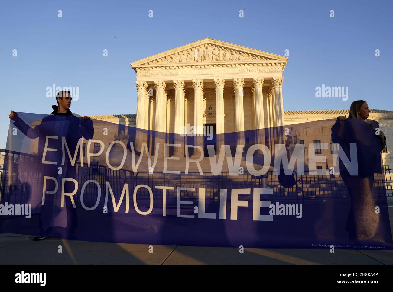 Washington, Usa. 30th. November 2021. Demonstratos halten ein Zeichen, nachdem das Stanton Public Policy Center/Purple Sash Revolution am Dienstag, den 1. Dezember 2021, eine Pressekonferenz mit nationalen Anti-Abtreibungsorganisatoren am Obersten Gerichtshof in Washington, DC, veranstaltet hat. Morgen wird der Oberste Gerichtshof Argumente zu Dobbs v. Jackson hören, in denen es um die Verfassungsmäßigkeit eines Gesetzes des Staates Mississippi aus dem Jahr 2018 geht, das Abtreibungsoperationen nach den ersten 15 Wochen der Schwangerschaft Verbot. Foto Leigh Vogel/UPI Credit: UPI/Alamy Live News Stockfoto