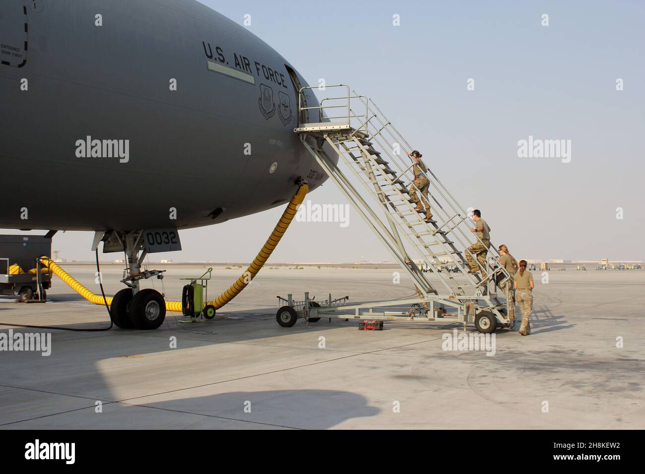 Die Crew-Chefs der 380th Expeditionary Maintenance Group betreten einen KC-10 Extender während des routinemäßigen Bodenbetriebs auf dem Luftwaffenstützpunkt Al Dhafra, Vereinigte Arabische Emirate, 28. November 2021. Der KC-10 wird vor allem als Luft-Luft-Betankungsplattform eingesetzt, die die Reichweite der Luftleistung in der gesamten Region erweitert. (USA Luftwaffe Foto von Master Sgt. Dan Heaton) Stockfoto