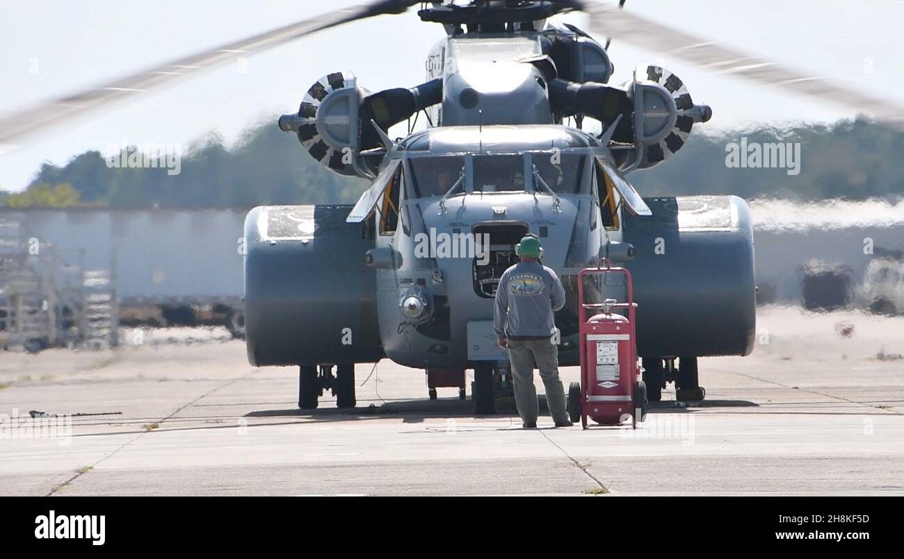 Doug Merrell, Flugkapitän der H-53-Flugzeuglinie des Fleet Readiness Center East, kommuniziert mit Kapitän Ryan Boyer, H-53-Funktionscheck-Pilot, und Sgt. Matthew Hotelling, Crew-Chef H-53 – beide im Cockpit – während der „Ground Turn“ eines Schwerlasthubschraubers MH-53 von Navy, einem der letzten beiden geplanten Wartungsintervallereignisse, die die H-53-Linie im Geschäftsjahr 2021 fertigstellte. Eine Bodenwende ist ein wesentlicher Funktionstest aller Systeme und Komponenten eines Flugzeugs. Stockfoto