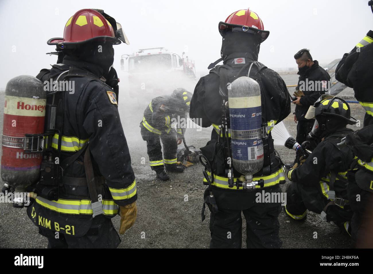 Am 23. November 2021 wird ein Feuerwehrmann mit Wasser übergossen, nachdem er die Live-Feuertrainingsanlage während einer kombinierten Trainingsübung im Humphreys Fire and Emergency Services Training Area verlassen hat. Stockfoto Am 23. November 2021 wird ein Feuerwehrmann mit Wasser übergossen, nachdem er die Live-Feuertrainingsanlage während einer kombinierten Trainingsübung im Humphreys Fire and Emergency Services Training Area verlassen hat. Stockfoto