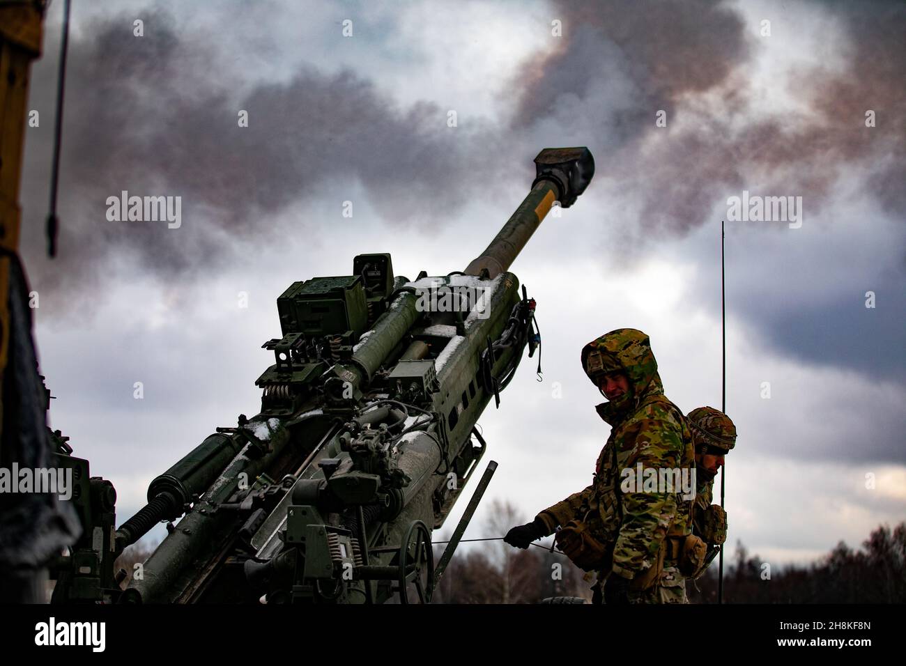 US Army National Guard Sgt. Paul Daniel, mit 3rd Bataillon, 161st Infanterie-Regiment, feuert die M777 Haubitze, während Staff Sgt. Bob Crawford beobachtet während einer US-slowakischen Live-Fire-Übung im Bemowo Pikie Training Area, Polen, 30. November 2021. Die Dachs-Batterie des Dunklen Gewehr trainierte zusammen mit dem selbstfahrenden Haubitzer-Bataillon der slowakischen Bodentruppe aus dem Jahr 21st während der Übung zur Verbesserung der Interoperabilität und der multinationalen Kampfbereitschaft zur Unterstützung des NATO-Bündnisses. (USA Armeefoto von Sgt. Adrian Patoka, Klasse 1st) Stockfoto
