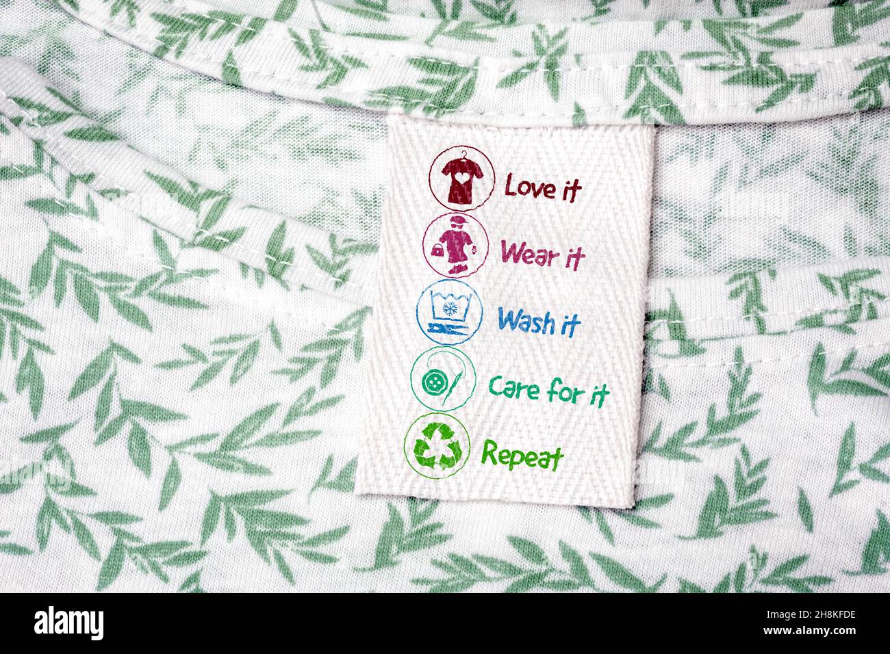 Nachhaltige Mode Shirt Label mit tragen es, arbeiten es, lieben es, waschen es, Pflege für es, Wiederhole die Symbole, um Kleidung nachhaltig zu gestalten Stockfoto