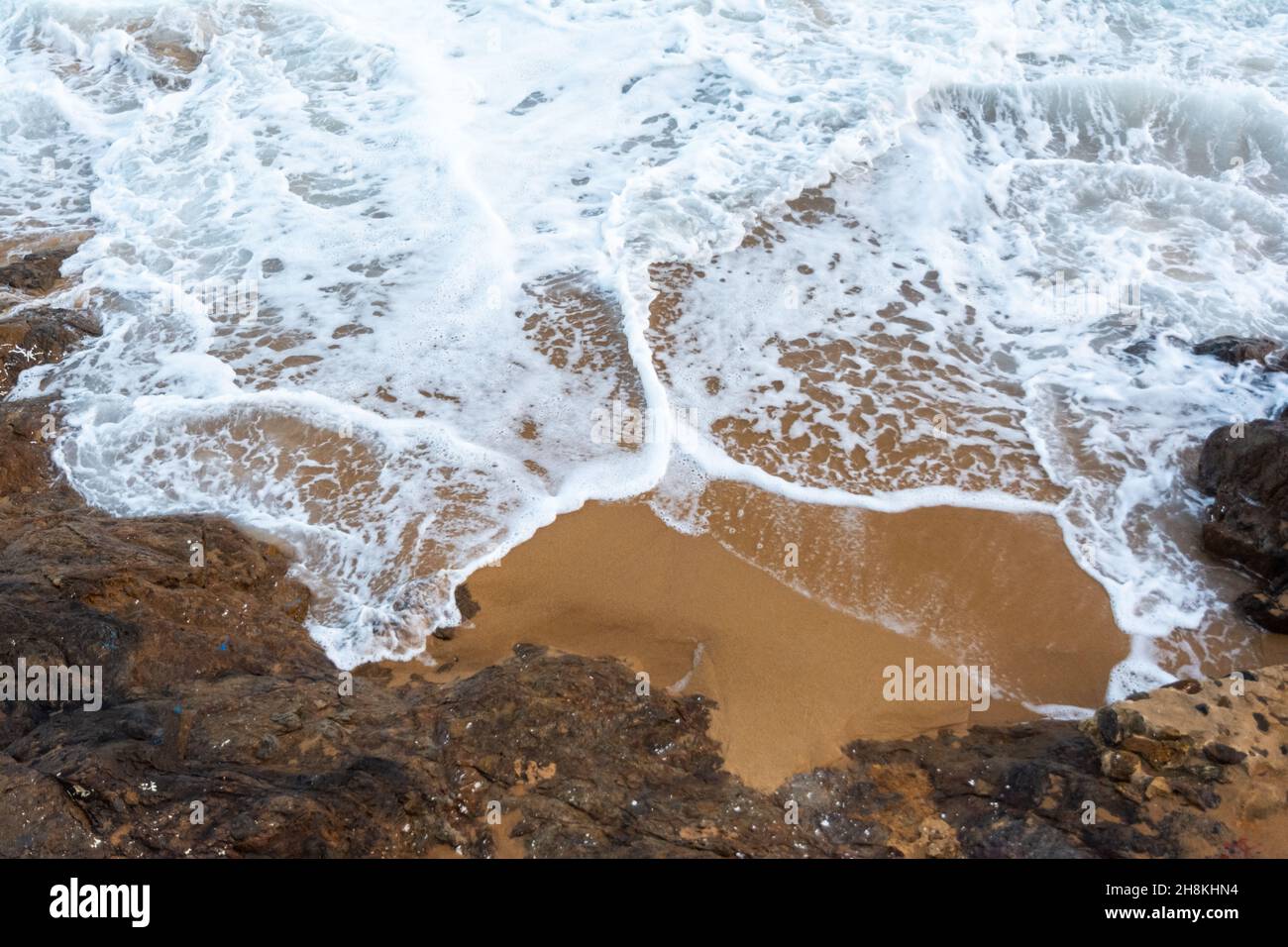 Meereswellen von Praia do Rio Vermelho brechen auf dem klaren Sand. Salvador, Bahia, Brasilien. Stockfoto