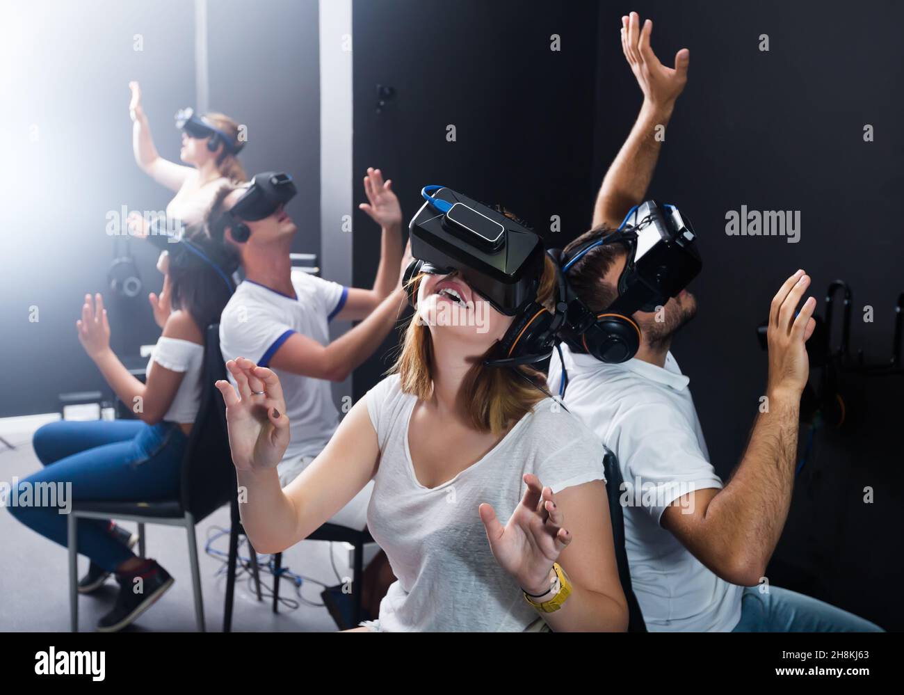 Weibchen und Männchen, die in der vr Brille spielen Stockfoto