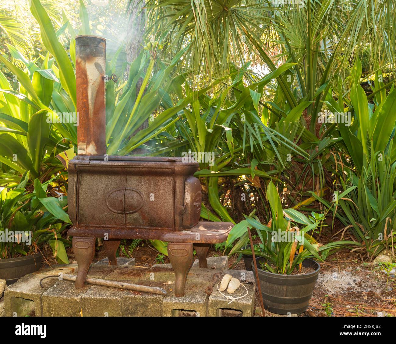 Draußen Küche Rauchen Fleisch altmodische Gartenküche Stockfoto